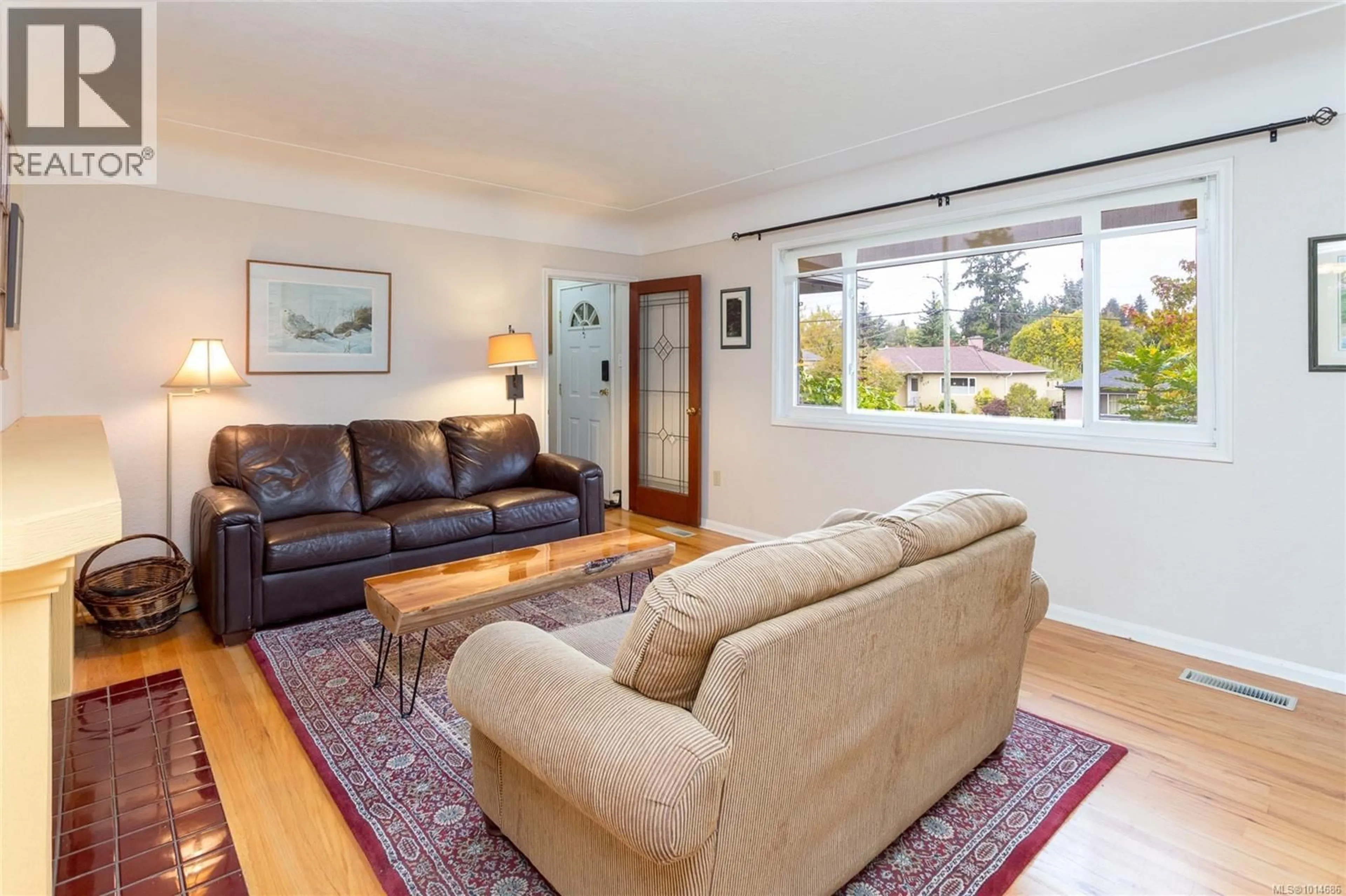 Living room with furniture, unknown for 645 BAKER STREET, Saanich British Columbia V8Z2H8