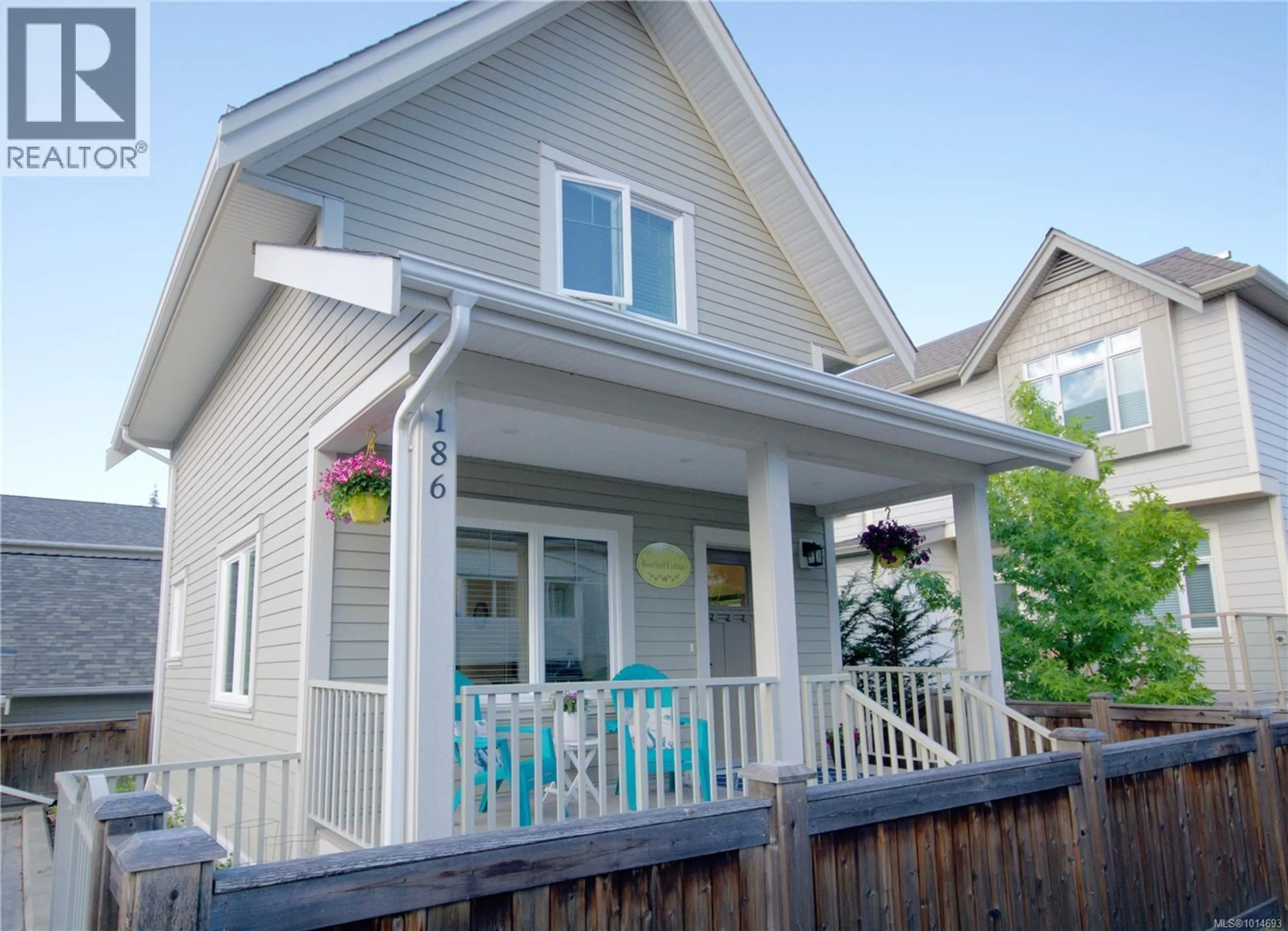 Home with vinyl exterior material, street for 186 FIRST AVENUE WEST, Qualicum Beach British Columbia V9K1H1