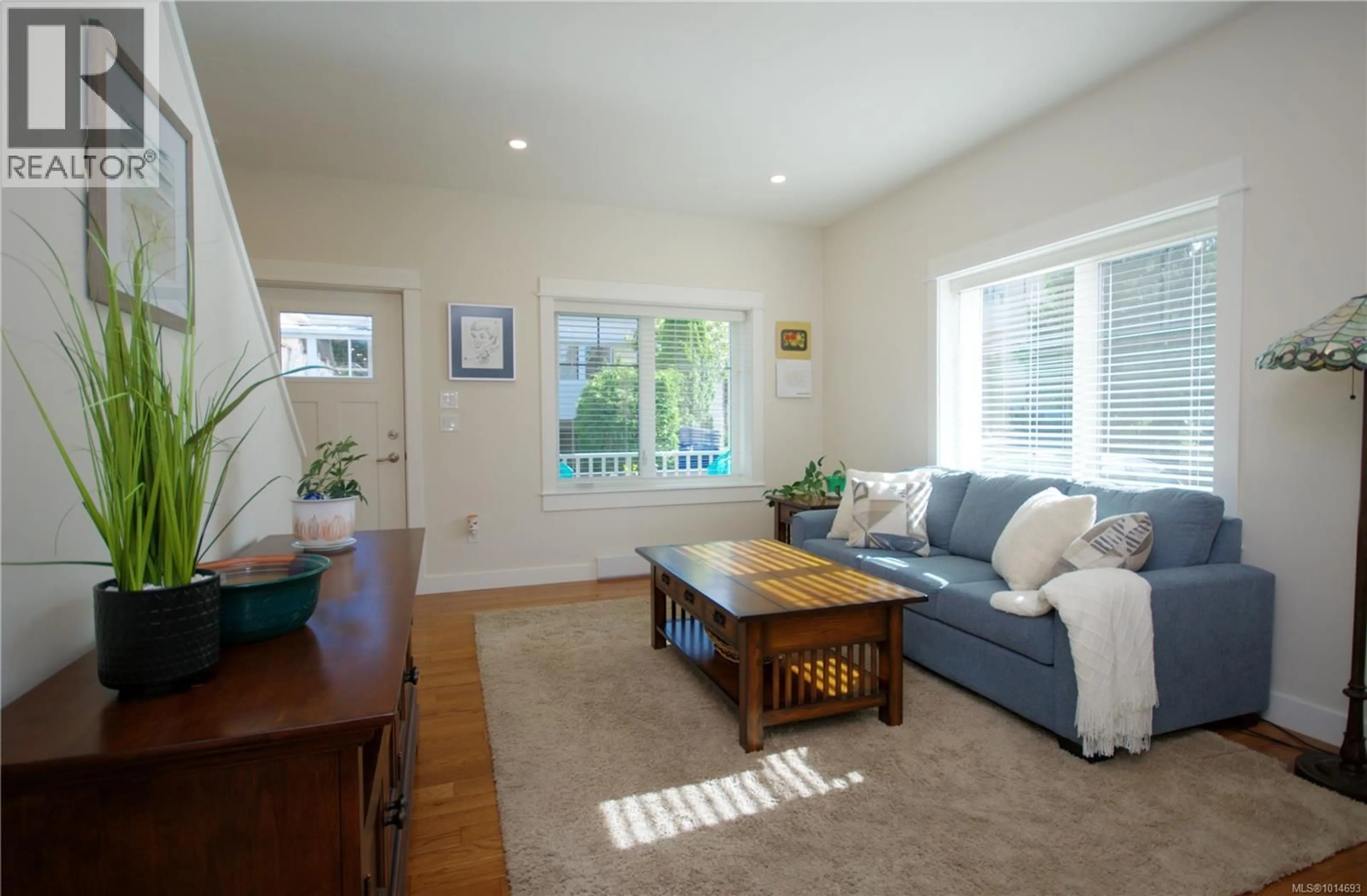 Living room with furniture, wood/laminate floor for 186 FIRST AVENUE WEST, Qualicum Beach British Columbia V9K1H1
