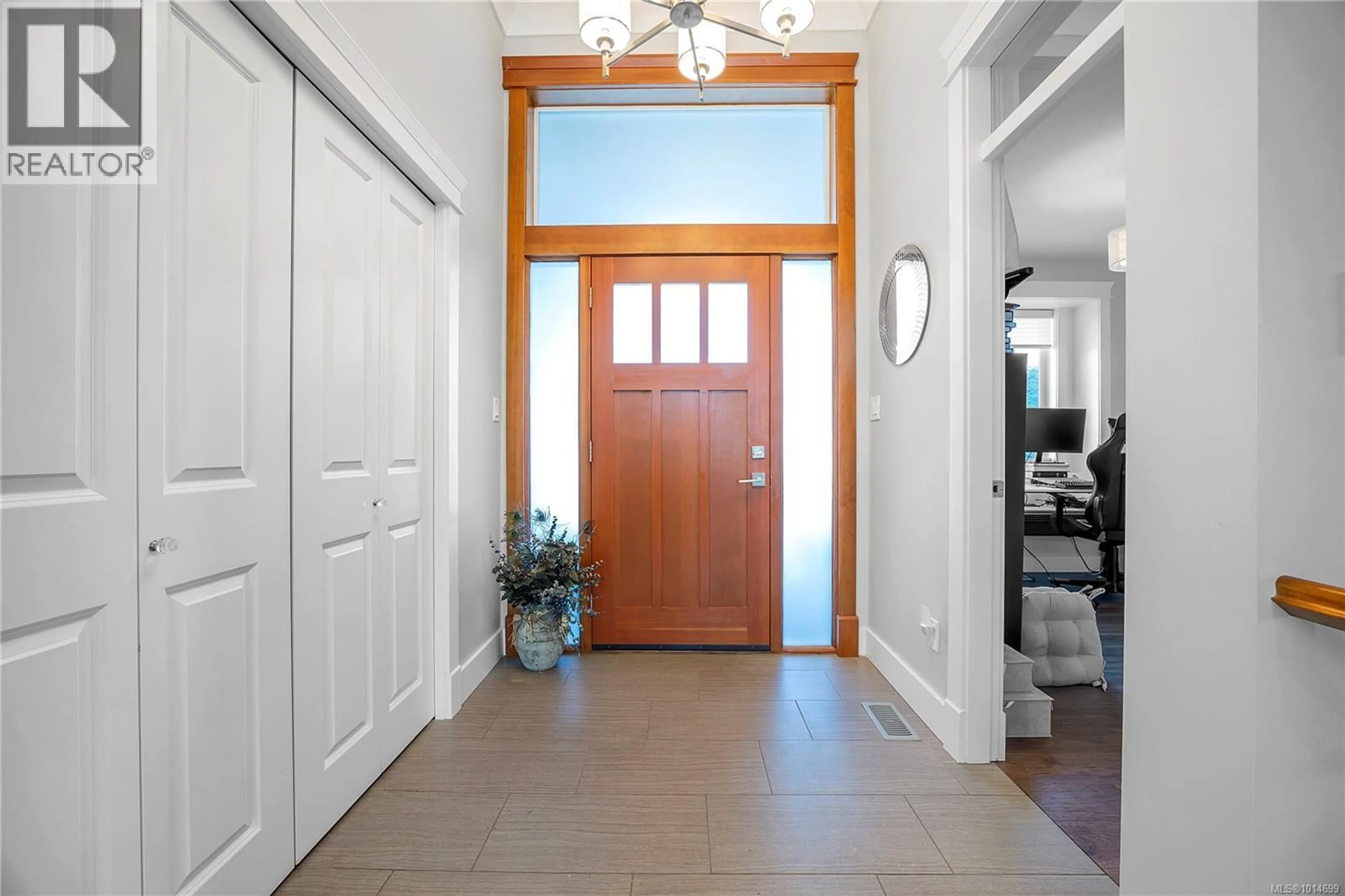 Indoor entryway for 207 LINSTEAD PLACE, Nanaimo British Columbia V9T0G5