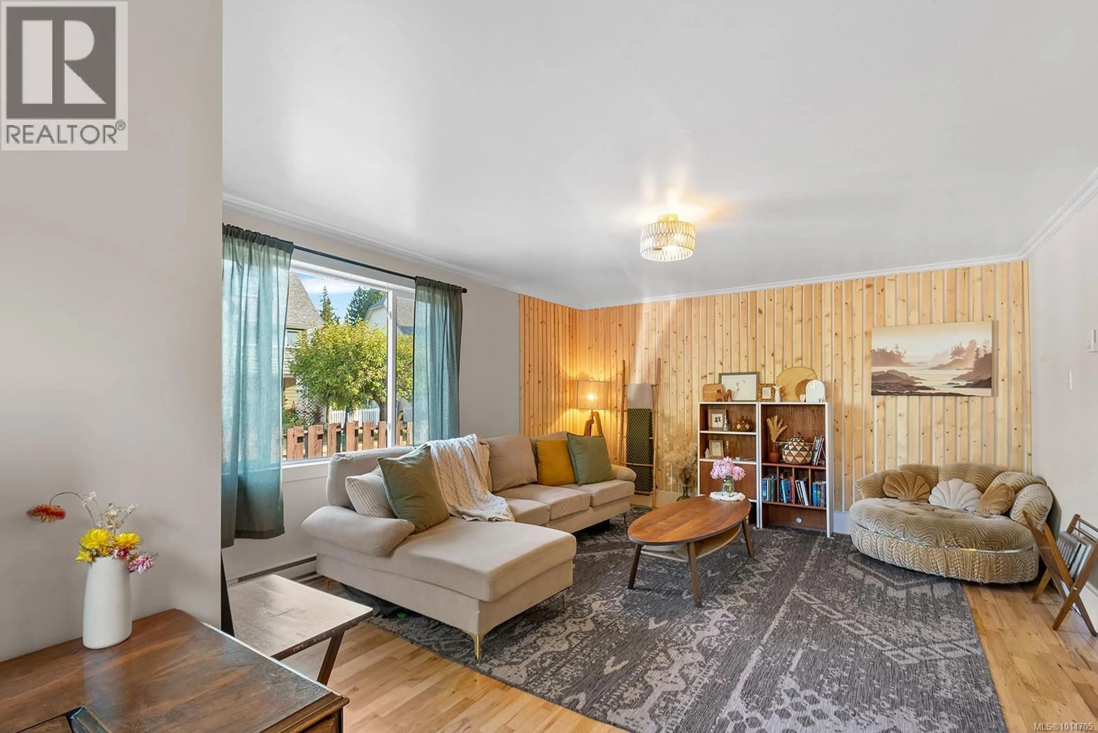 Living room with furniture, wood/laminate floor for 5813 BANKS ROAD, Duncan British Columbia V9L1L3
