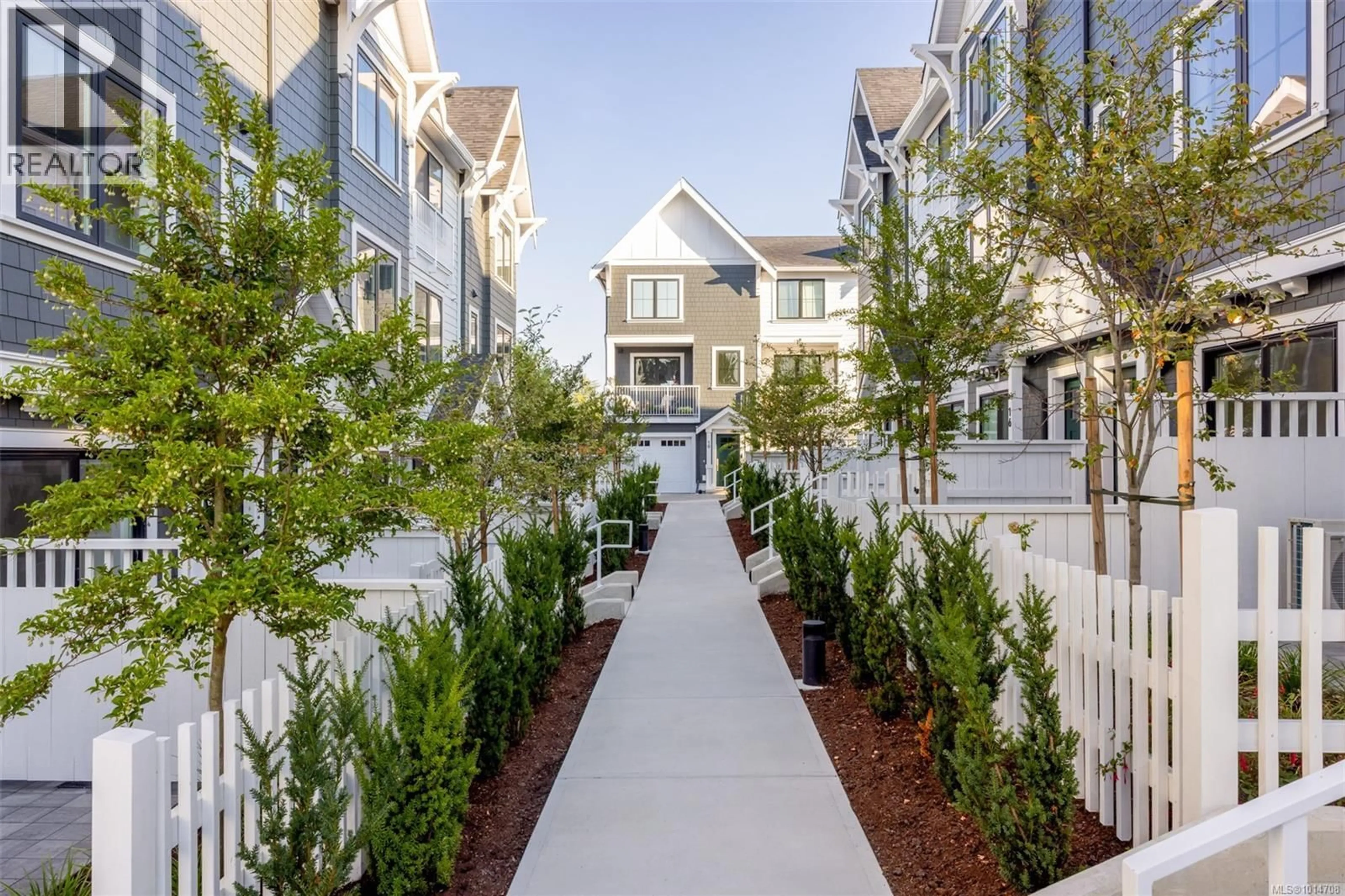 Patio, street for TH10 - 3450 WHITTIER AVENUE, Saanich British Columbia V8Z3R2