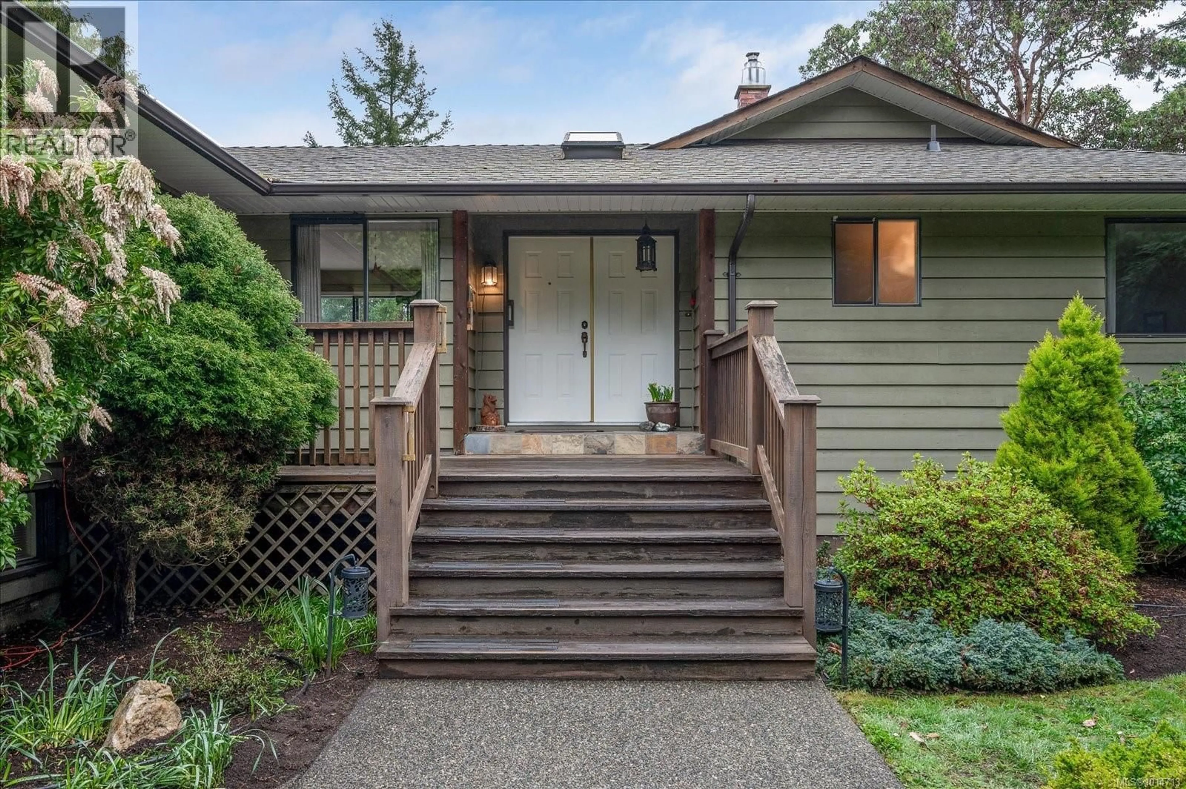 Home with vinyl exterior material, street for 631 SANDERSON ROAD, Parksville British Columbia V9P1B1