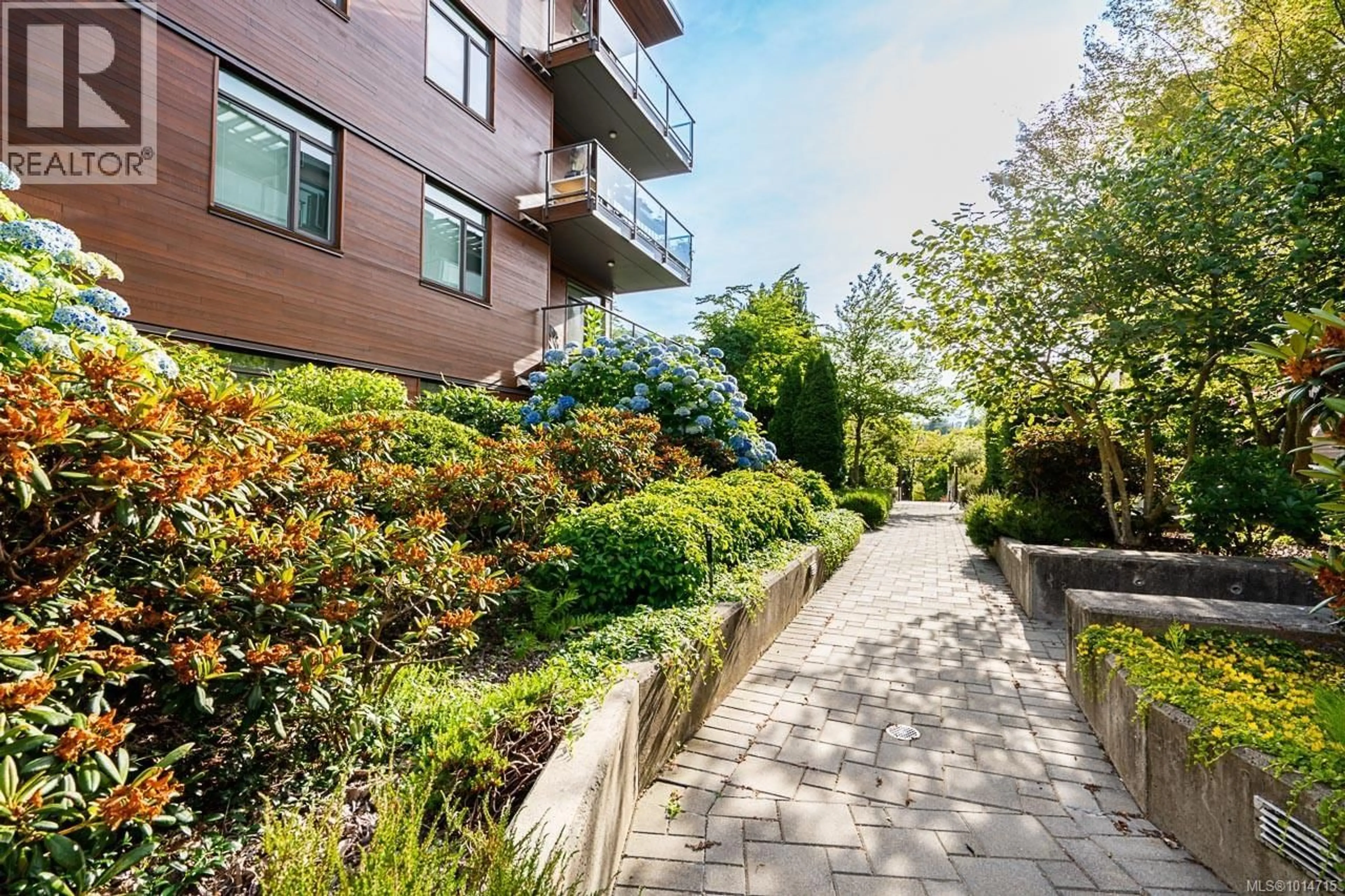 Patio, street for 201 - 3610 RICHMOND ROAD, Saanich British Columbia V8P4R5