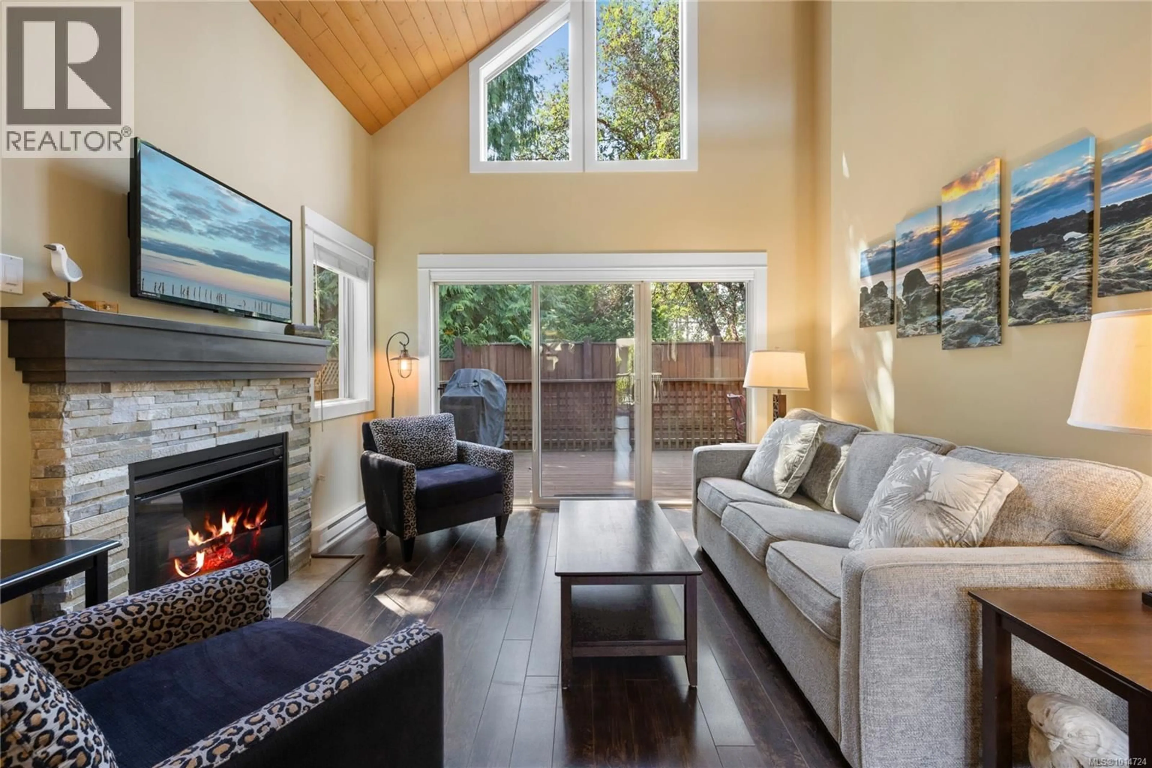 Living room with furniture, unknown for 242 - 1130 RESORT DRIVE, Parksville British Columbia V9P2E3