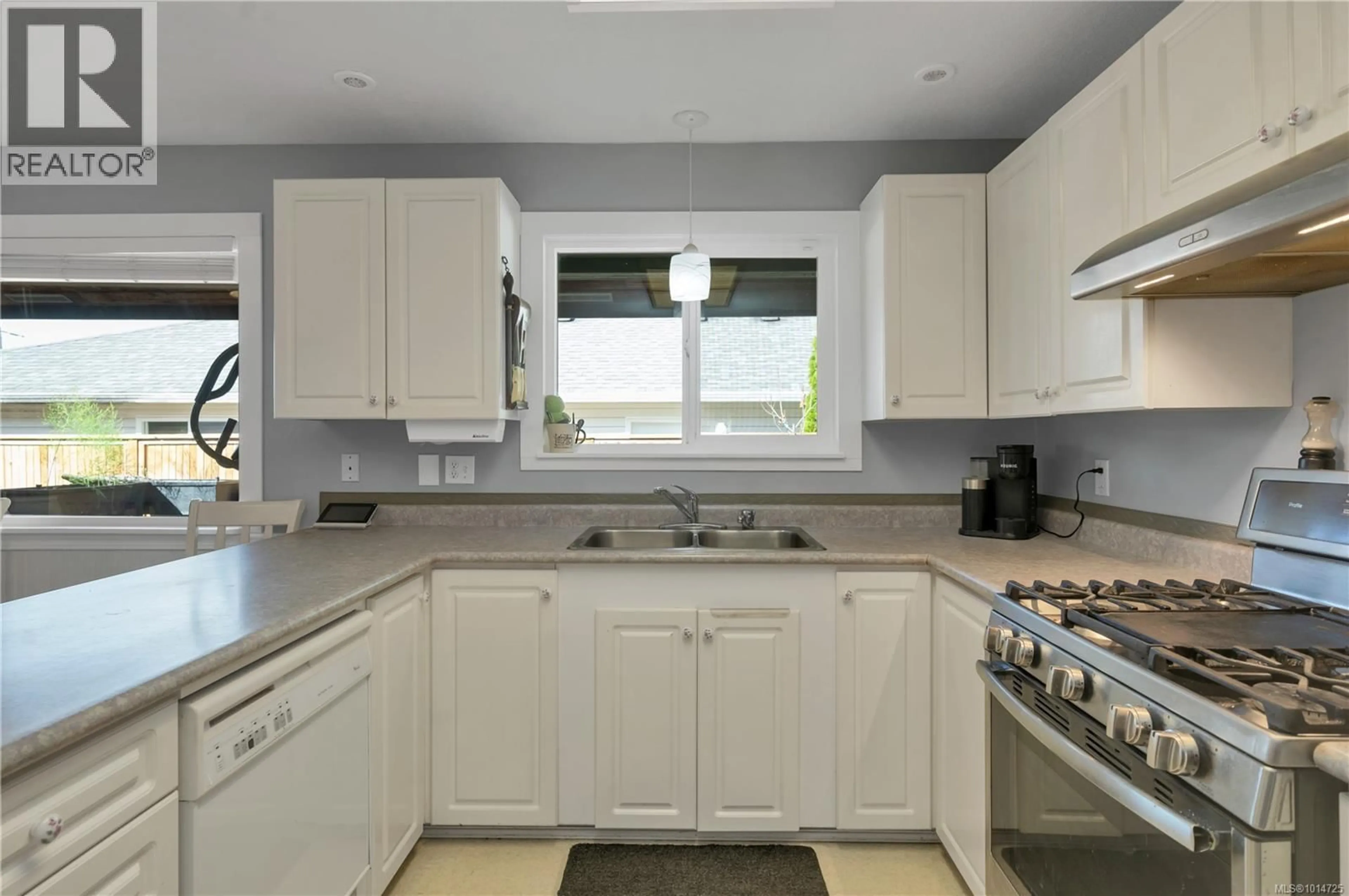 Standard kitchen, unknown for 919 HEMLOCK STREET, Campbell River British Columbia V9W3E2