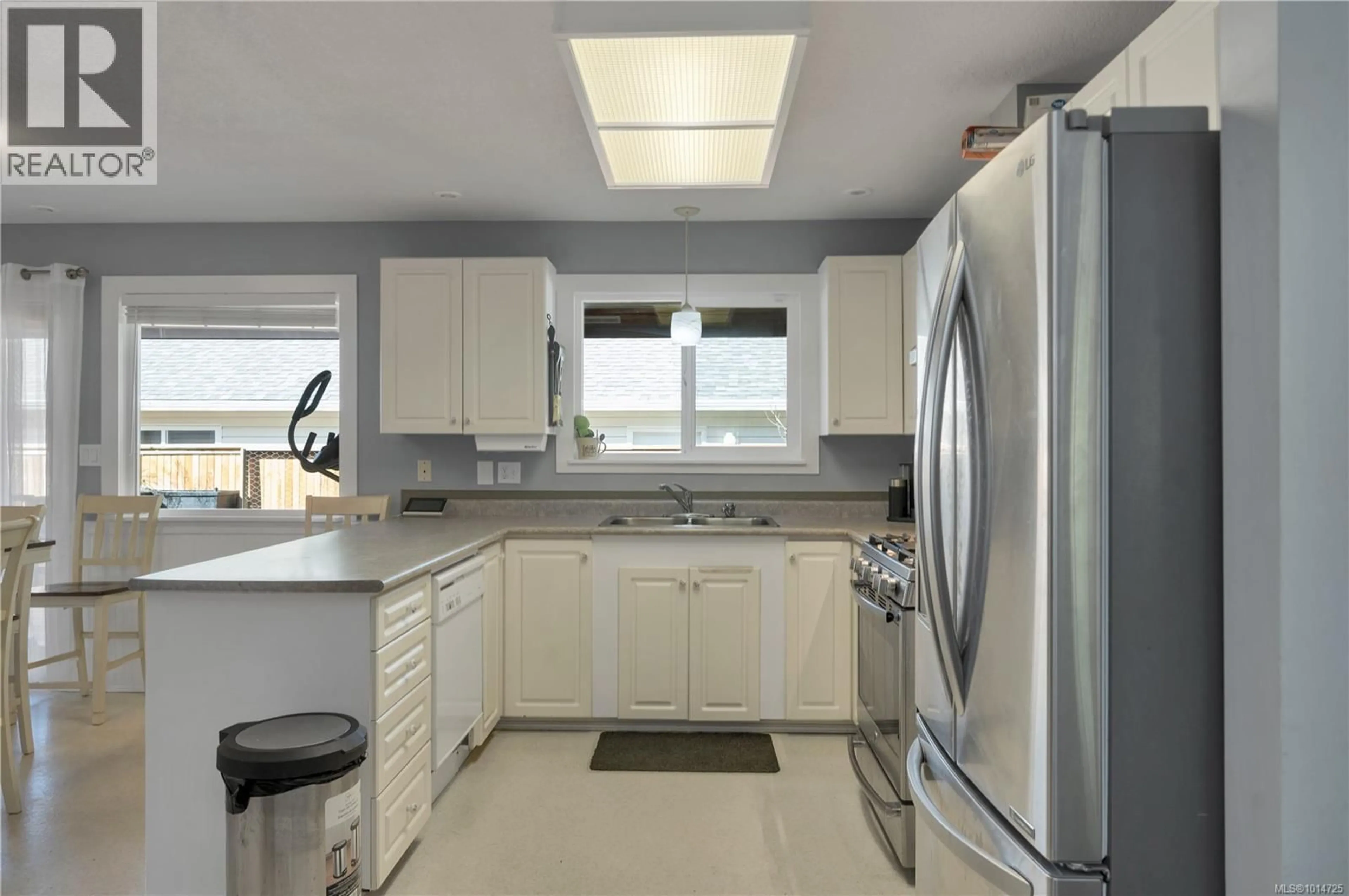 Standard kitchen, ceramic/tile floor for 919 HEMLOCK STREET, Campbell River British Columbia V9W3E2