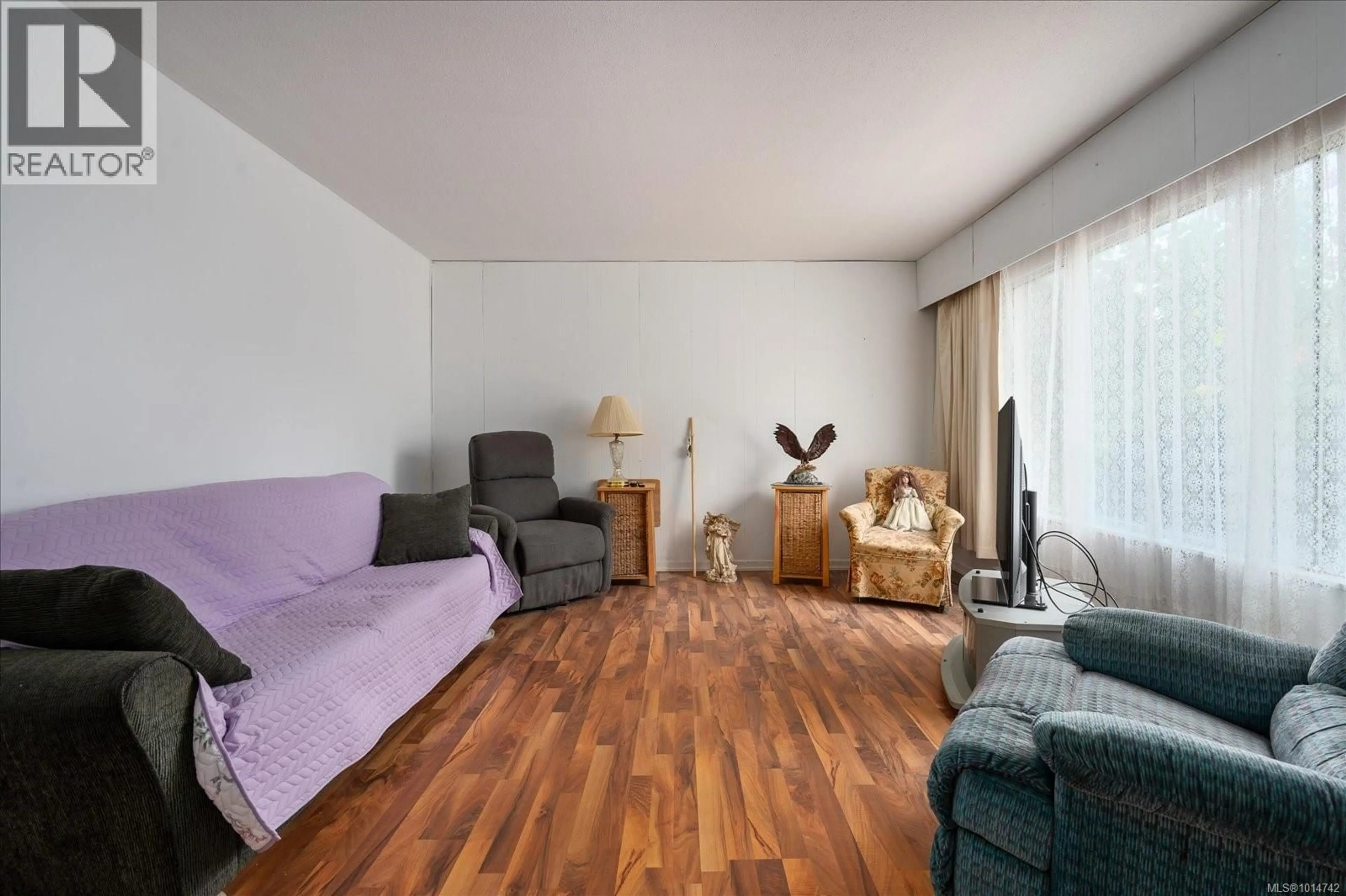 Living room with furniture, wood/laminate floor for 2 - 1656 MEREDITH ROAD, Nanaimo British Columbia V9S2M2