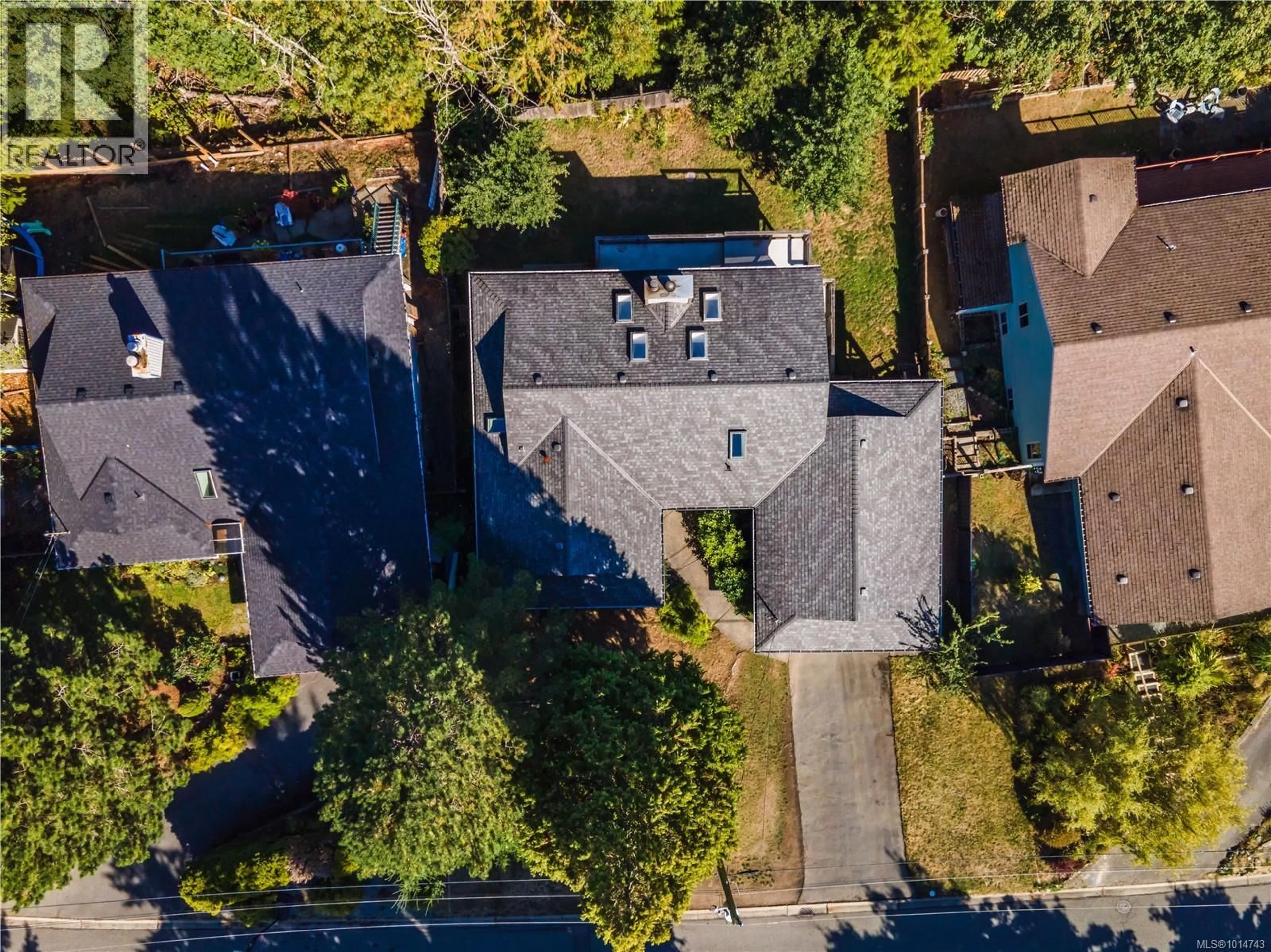 A pic from outside/outdoor area/front of a property/back of a property/a pic from drone, street for 3521 FAIRVIEW DRIVE, Nanaimo British Columbia V9T4R5
