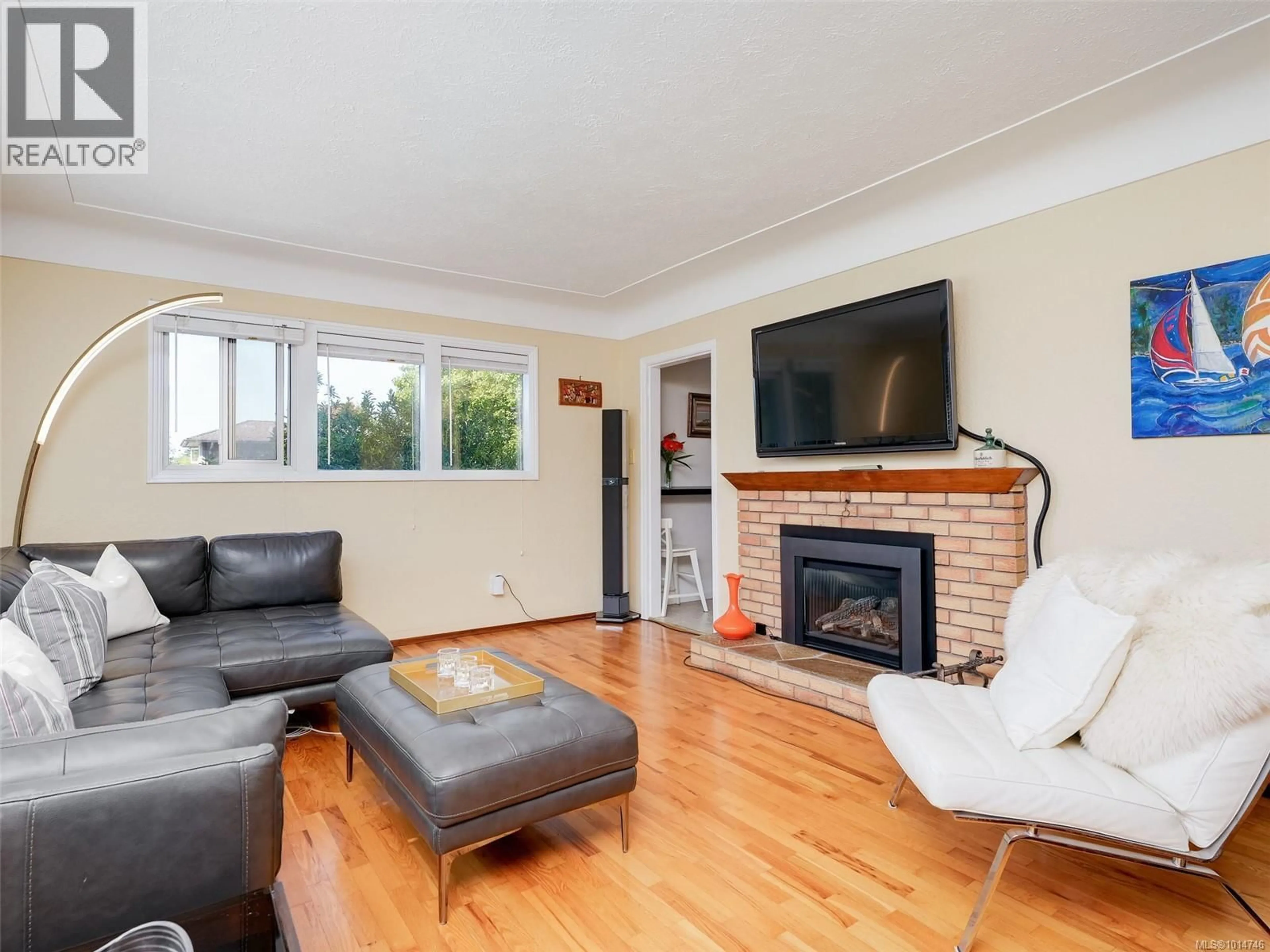 Living room with furniture, wood/laminate floor for 1874 TAYLOR STREET, Saanich British Columbia V8R3G4