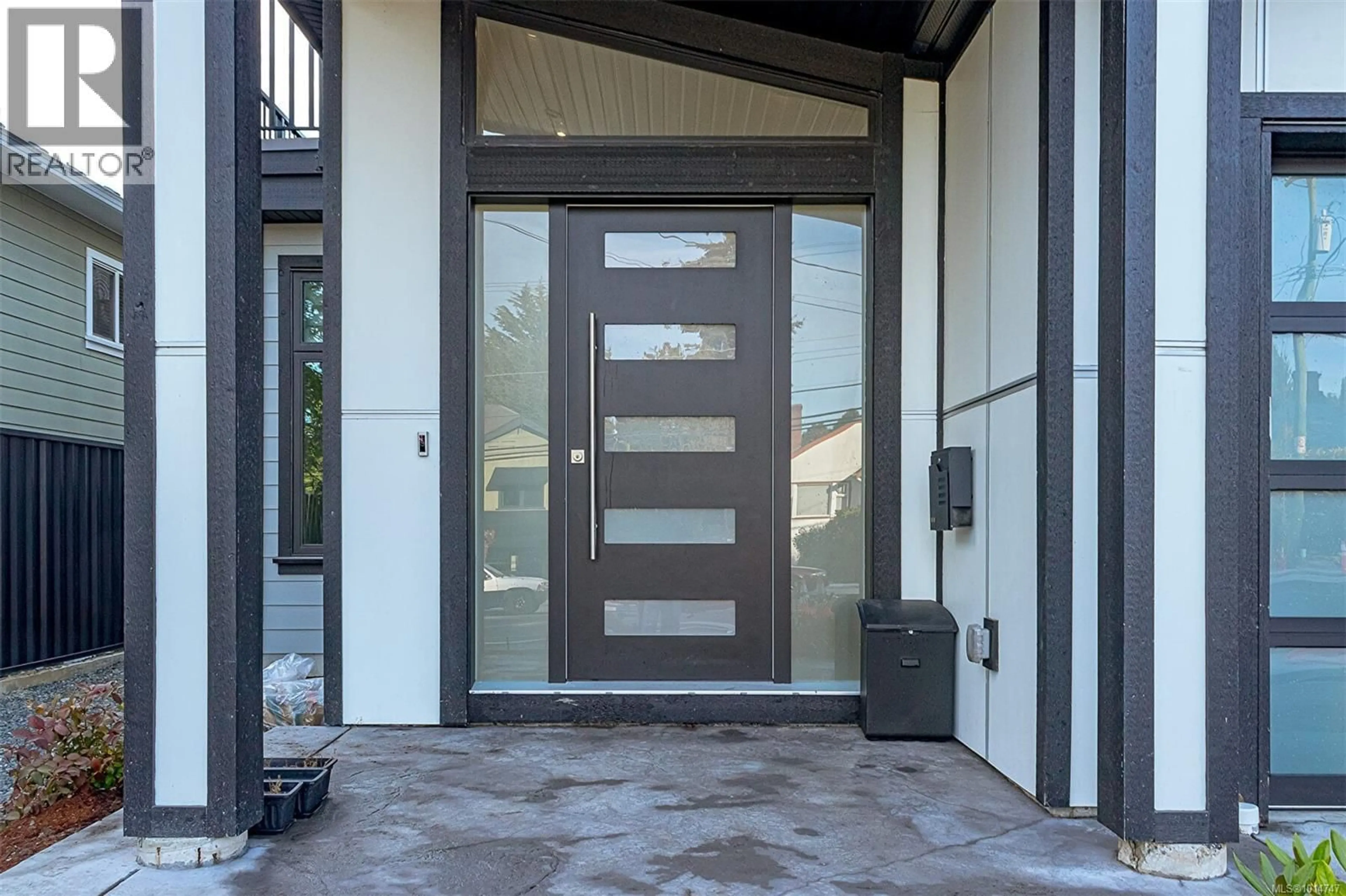 Indoor entryway for 2555 SINCLAIR ROAD, Saanich British Columbia V8N1B7