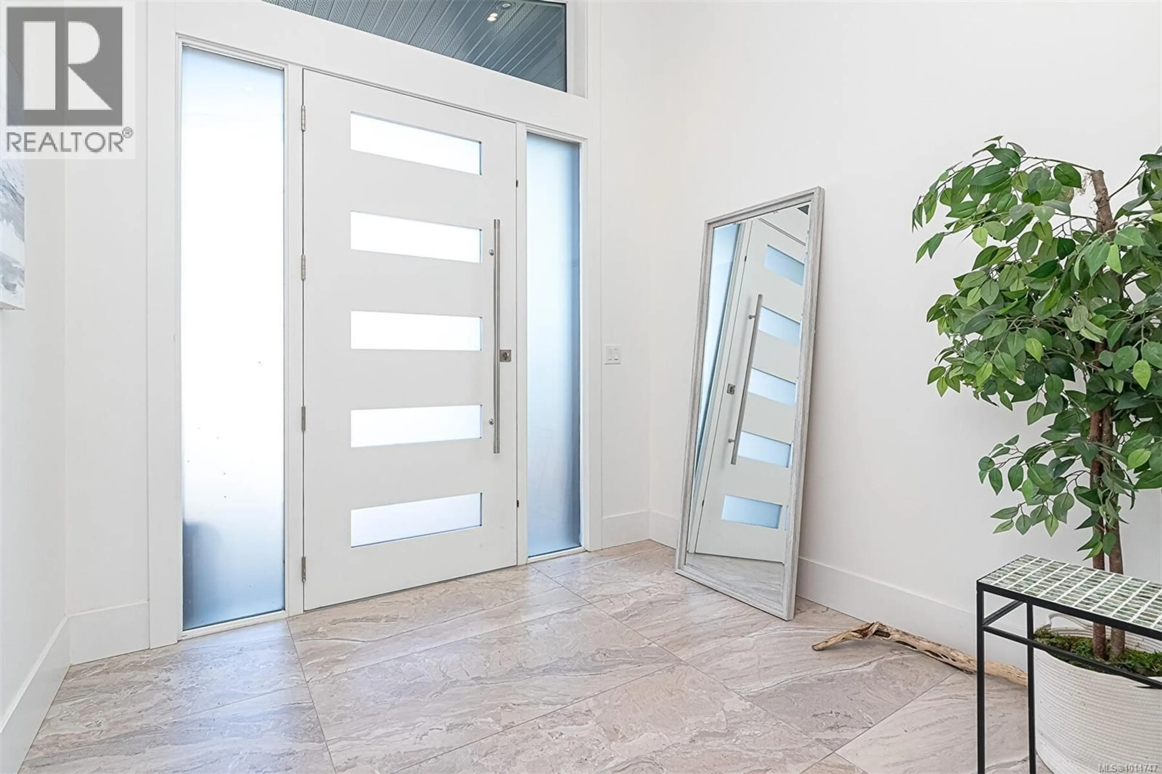 Indoor entryway for 2555 SINCLAIR ROAD, Saanich British Columbia V8N1B7