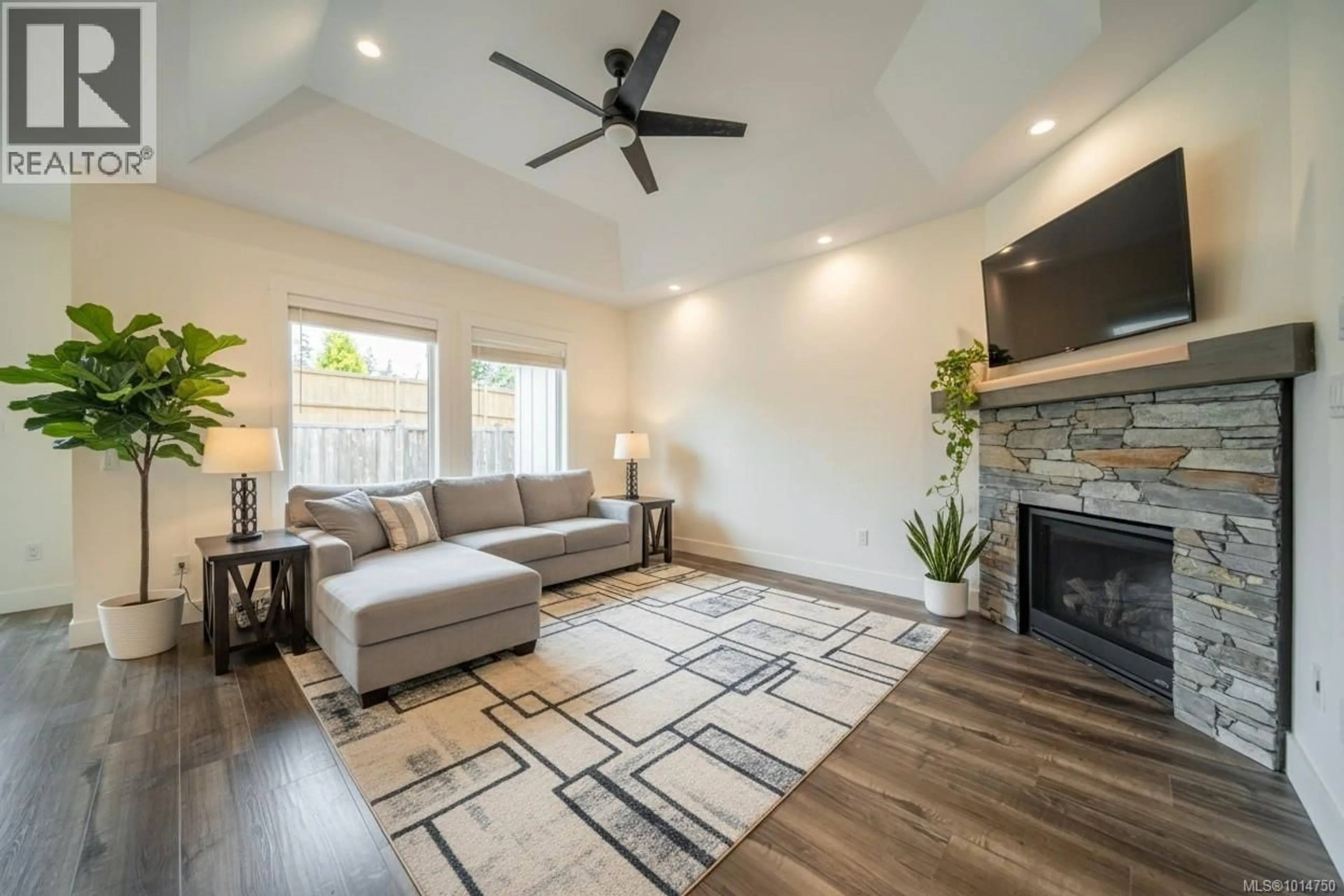 Living room with furniture, unknown for 553 RAINBOW WAY, Parksville British Columbia V9P1H3