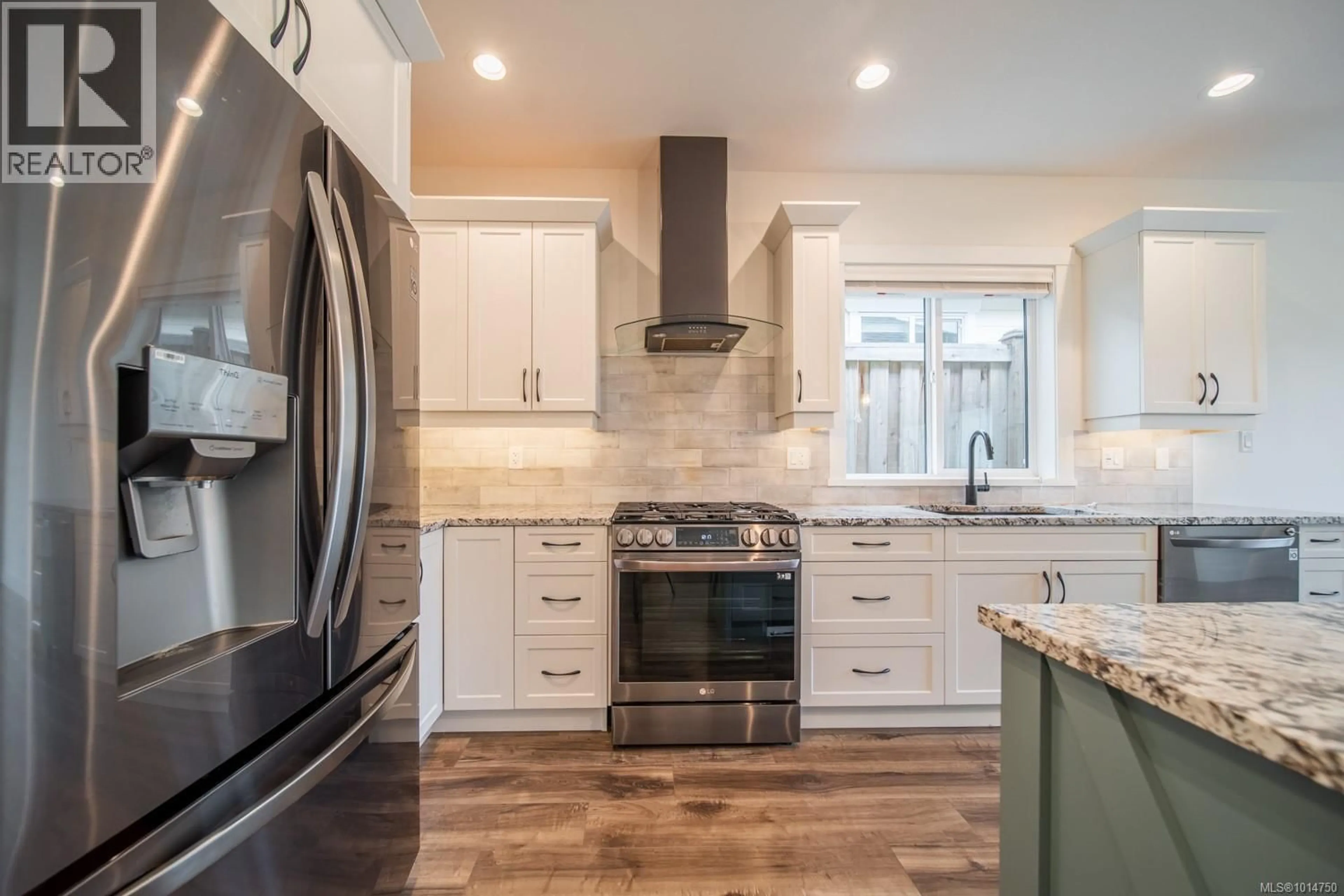 Open concept kitchen, ceramic/tile floor for 553 RAINBOW WAY, Parksville British Columbia V9P1H3