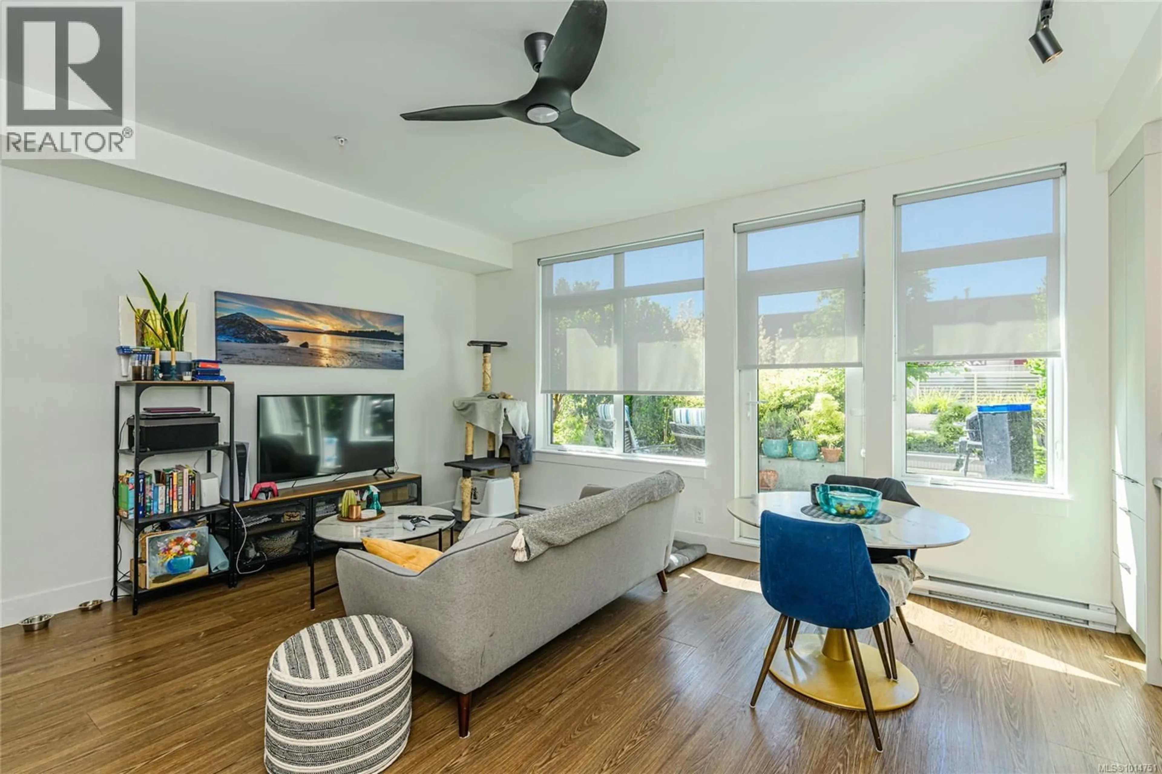Living room with furniture, unknown for 221 - 515 CHATHAM STREET, Victoria British Columbia V8T0C8