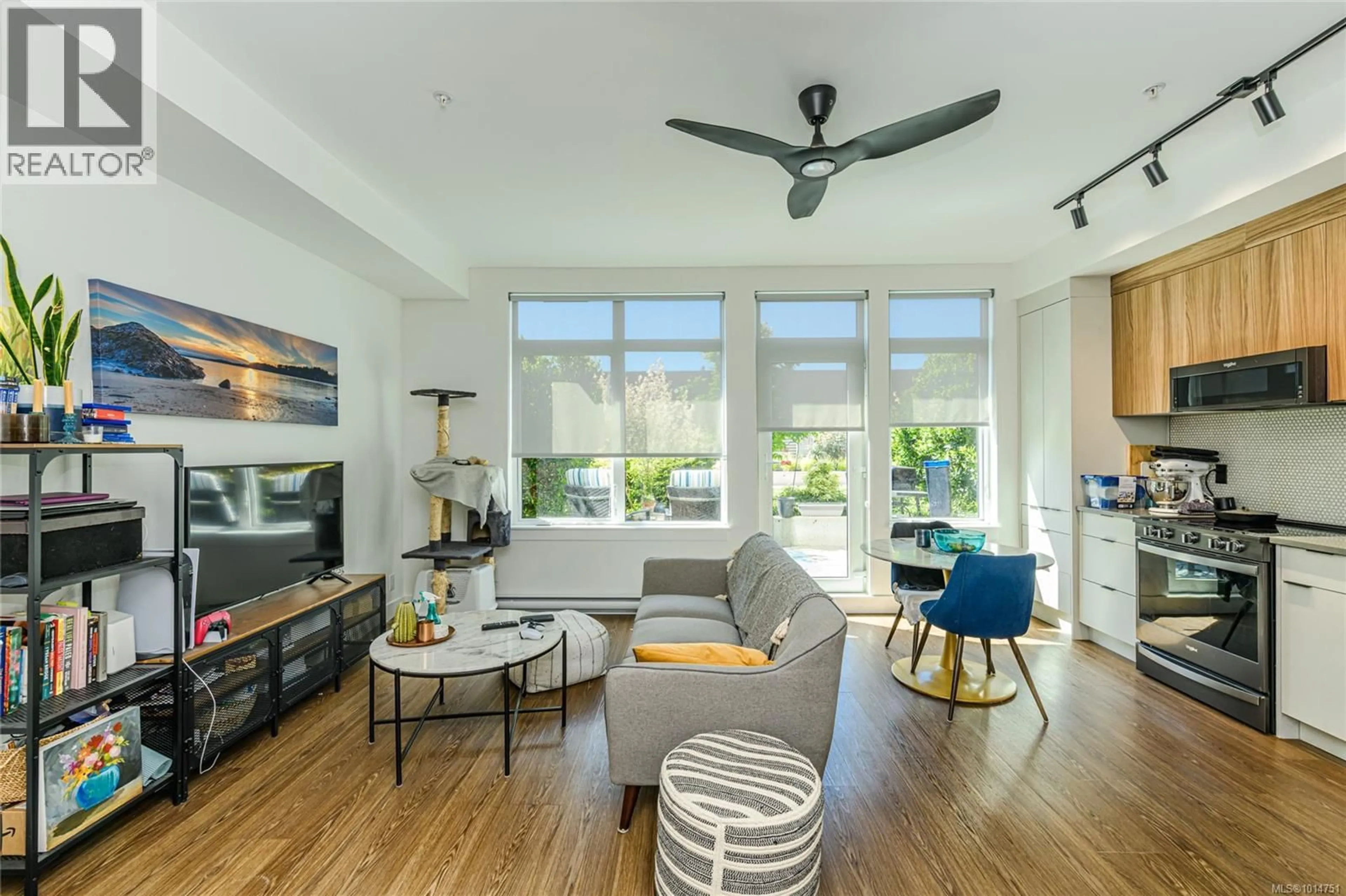 Living room with furniture, unknown for 221 - 515 CHATHAM STREET, Victoria British Columbia V8T0C8