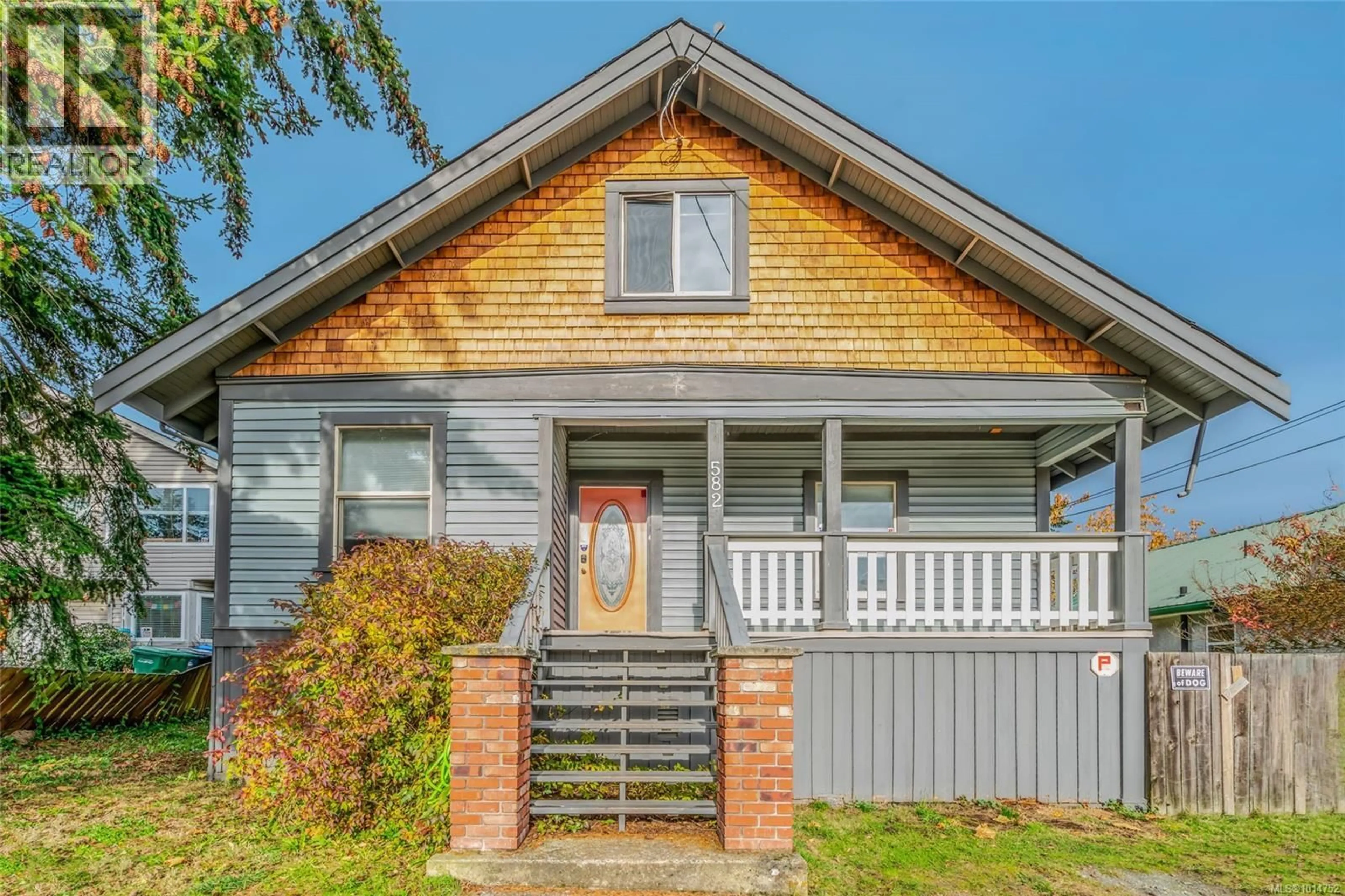 Home with vinyl exterior material, street for 582 BRADLEY STREET, Nanaimo British Columbia V9S1C1