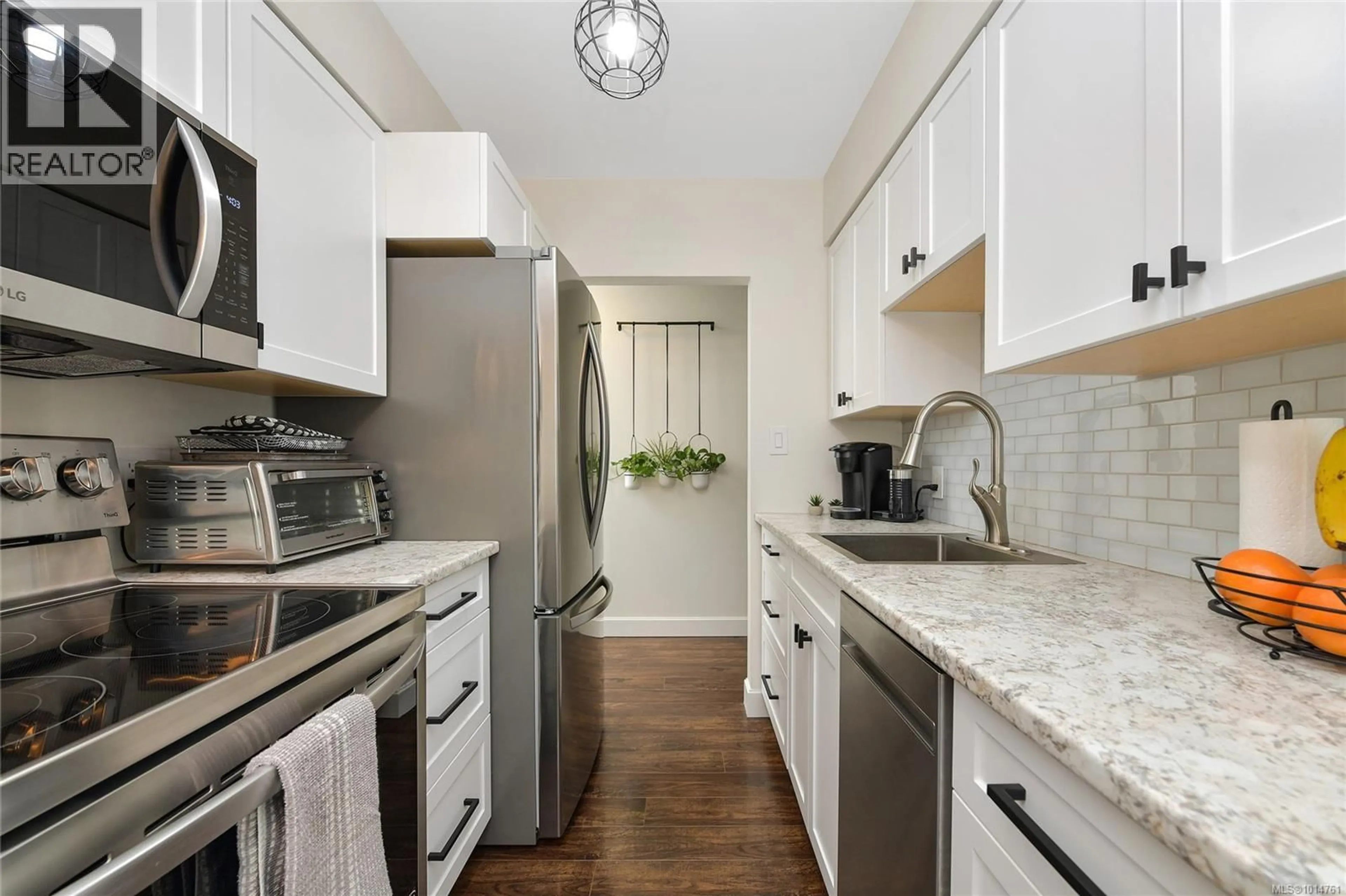 Standard kitchen, unknown for 364 BURNSIDE ROAD WEST, Saanich British Columbia V8Z1M1