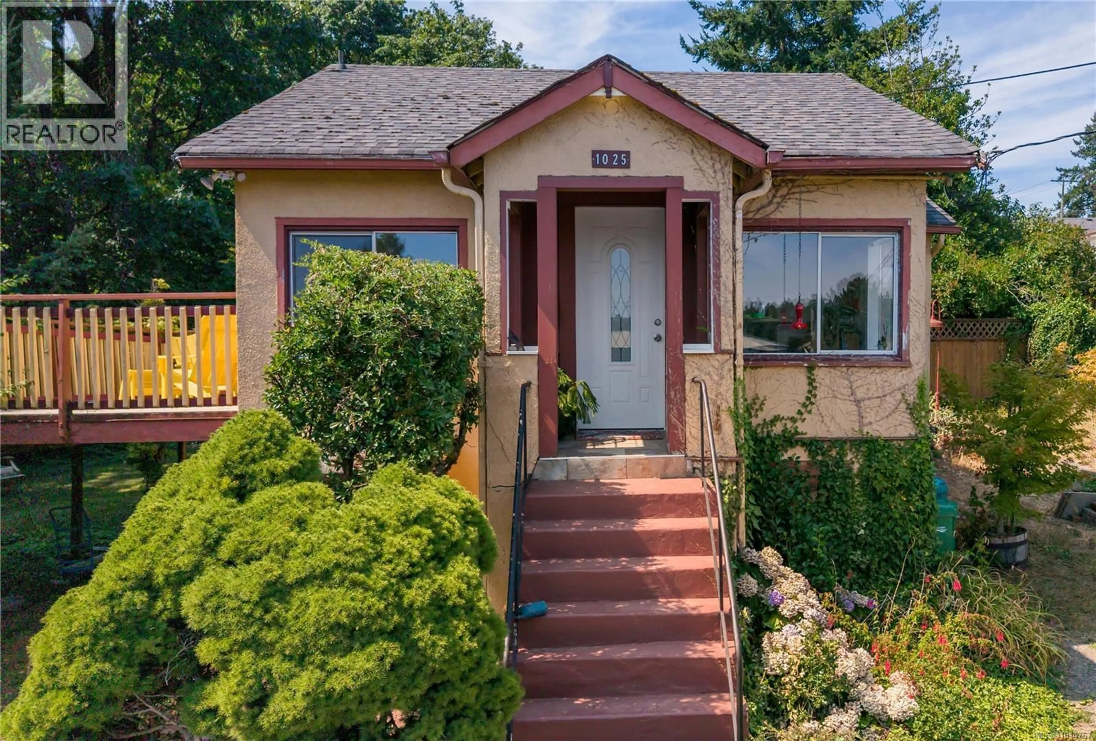 Home with vinyl exterior material, street for 1025 VANCOUVER AVENUE, Nanaimo British Columbia V9S4H1