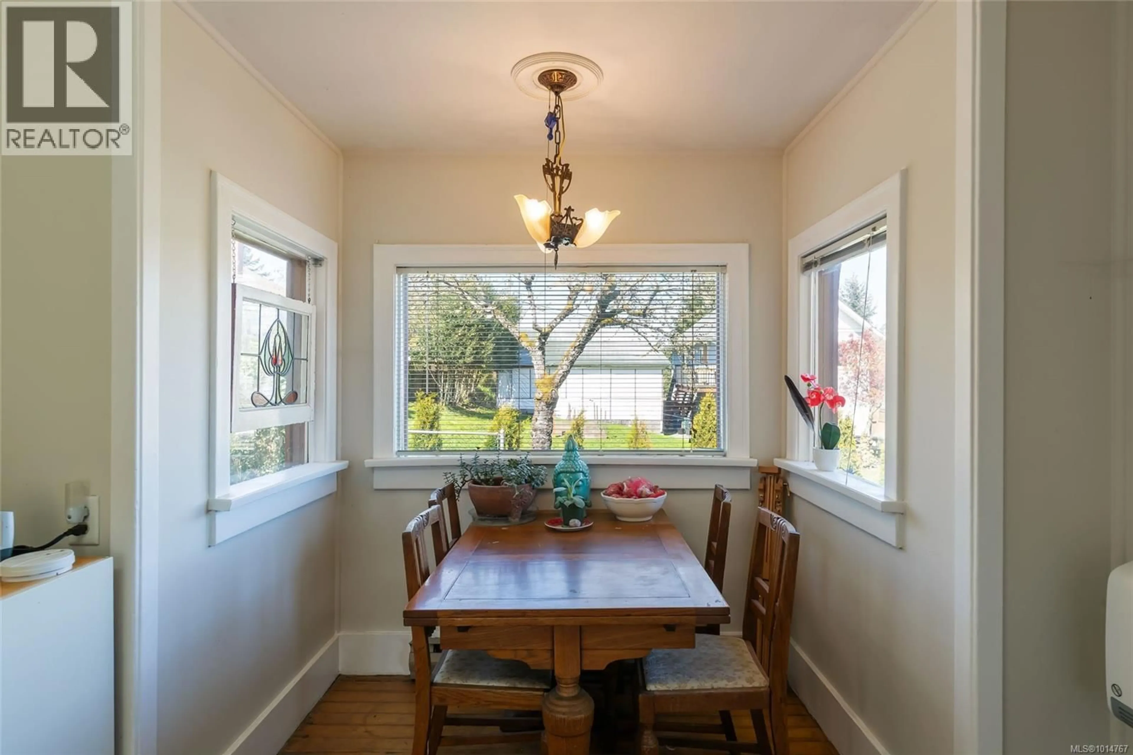 Dining room, wood/laminate floor for 1025 VANCOUVER AVENUE, Nanaimo British Columbia V9S4H1