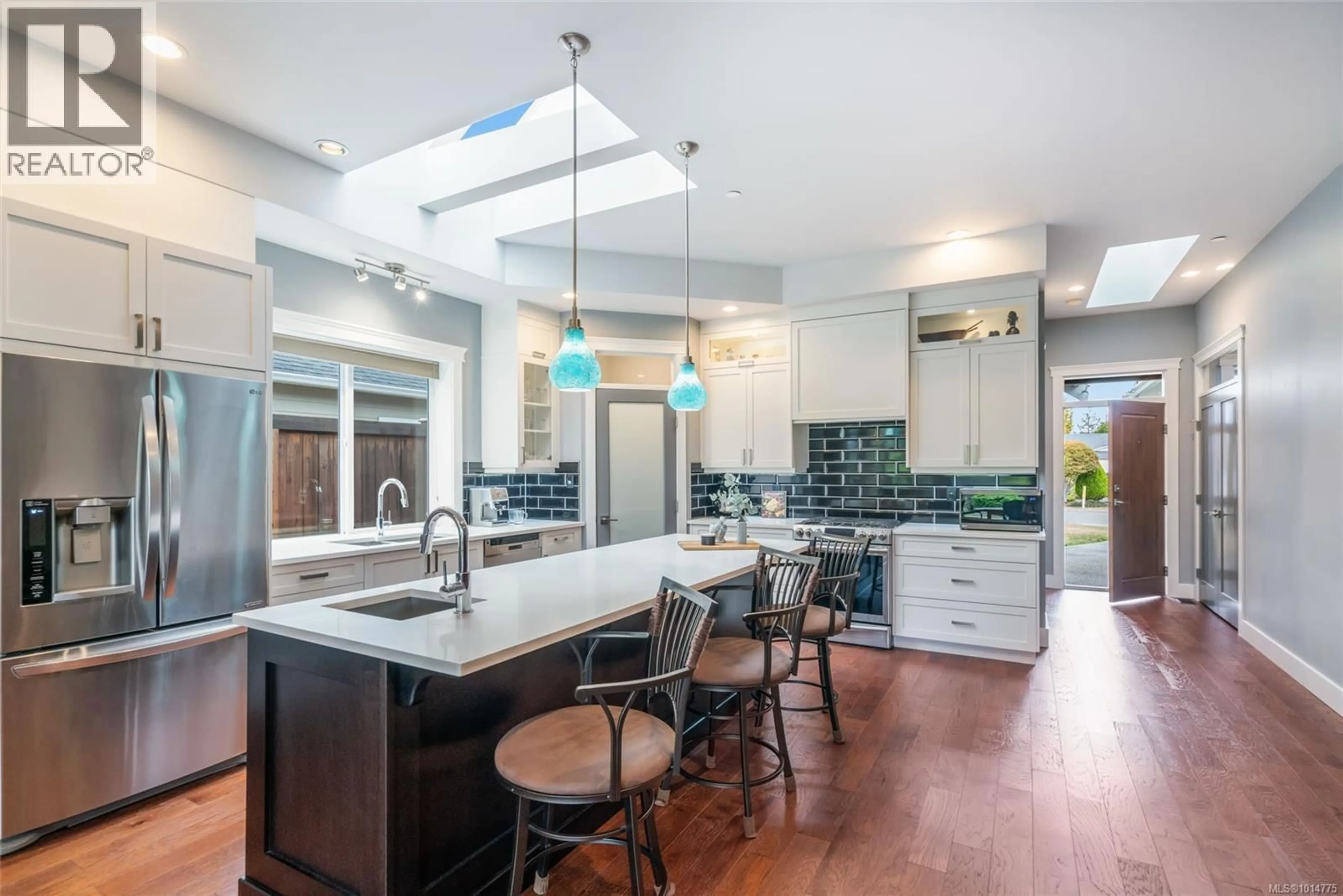 Contemporary kitchen, ceramic/tile floor for 166 SKYLARK AVENUE, Parksville British Columbia V9P1M3