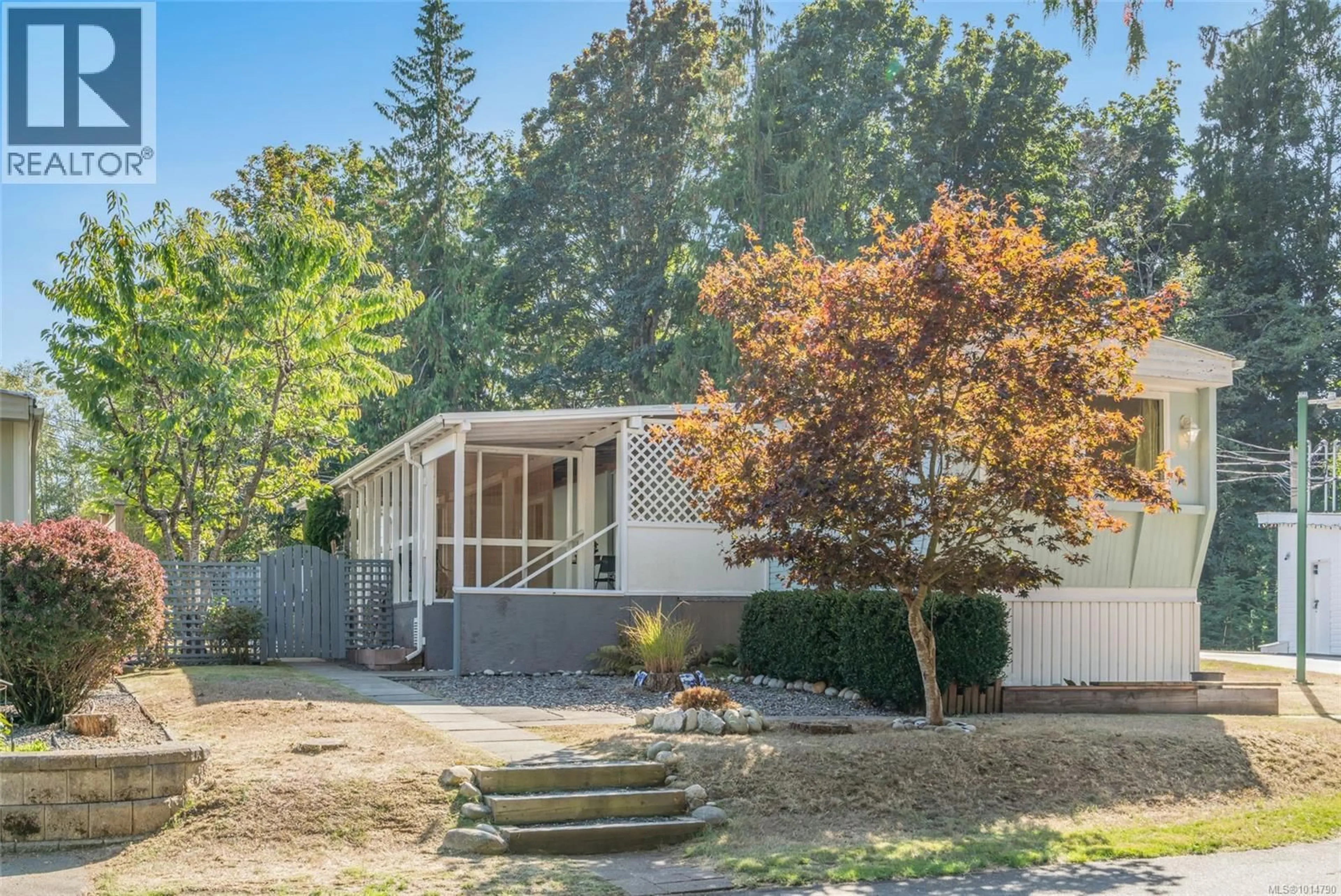 Home with vinyl exterior material, unknown for 16 - 575 ARBUTUS STREET, Qualicum Beach British Columbia V9K1P2