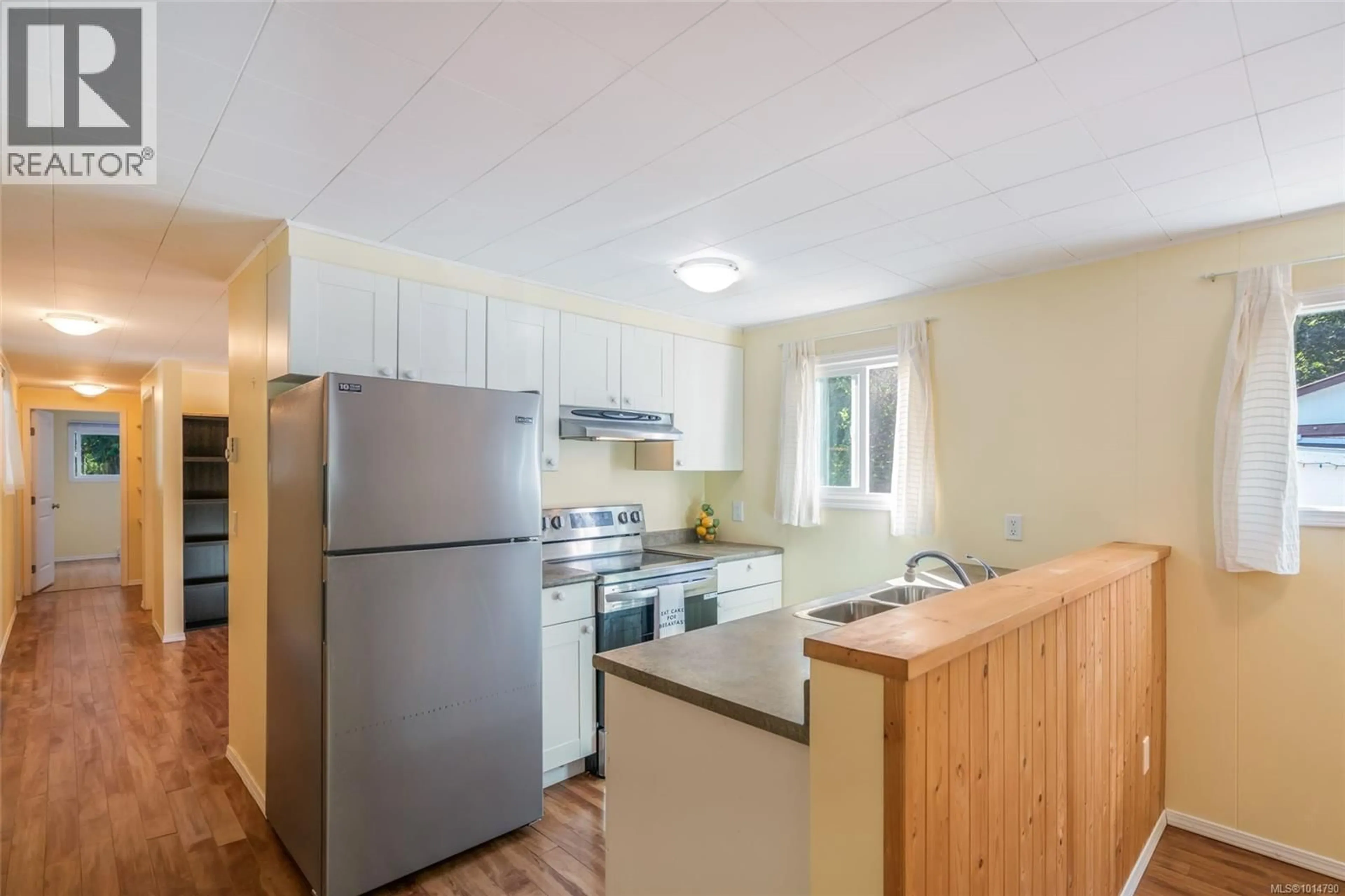 Standard kitchen, wood/laminate floor for 16 - 575 ARBUTUS STREET, Qualicum Beach British Columbia V9K1P2