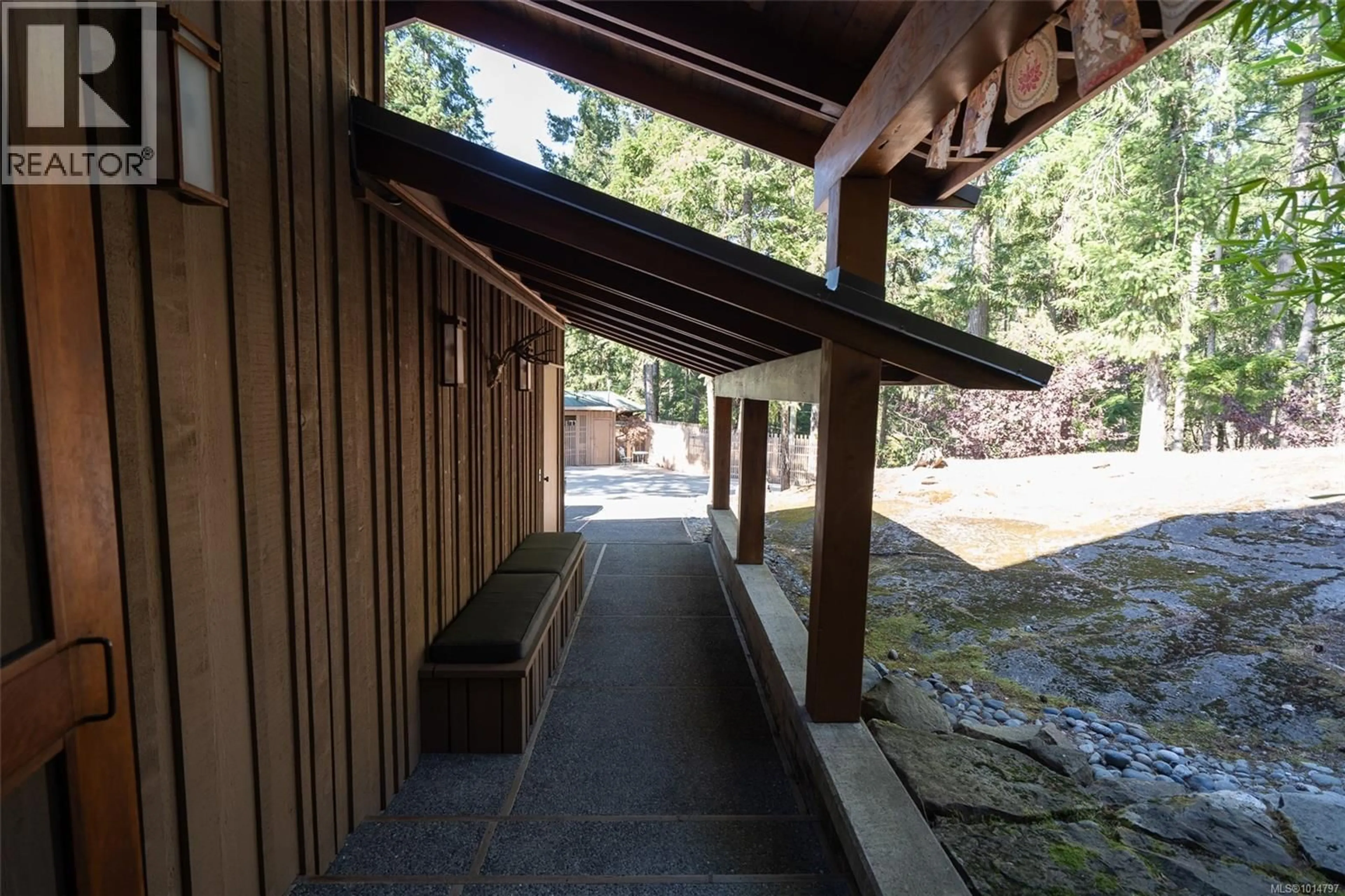 Indoor foyer for 124 MARGARET AVENUE, Salt Spring British Columbia V8K1H4