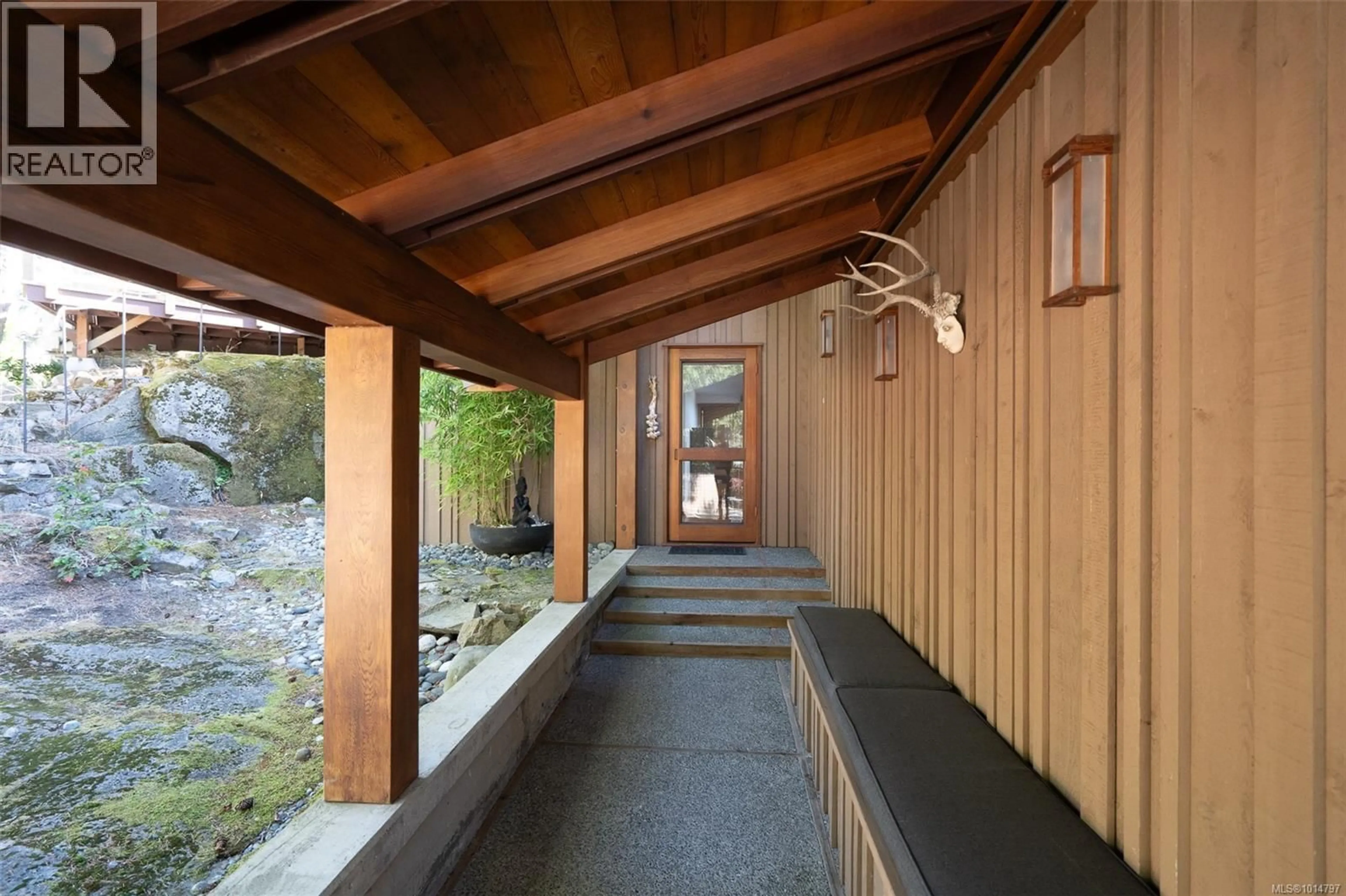 Indoor foyer for 124 MARGARET AVENUE, Salt Spring British Columbia V8K1H4