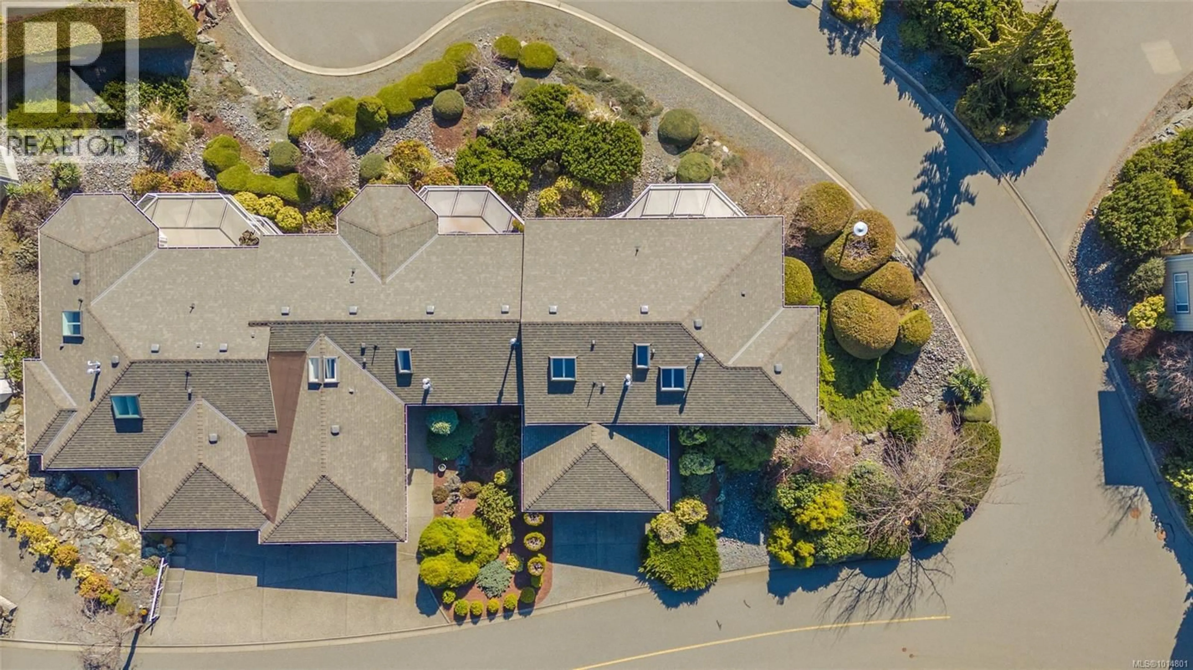 A pic from outside/outdoor area/front of a property/back of a property/a pic from drone, street for 3385 EDGEWOOD DRIVE, Nanaimo British Columbia V9T5V2
