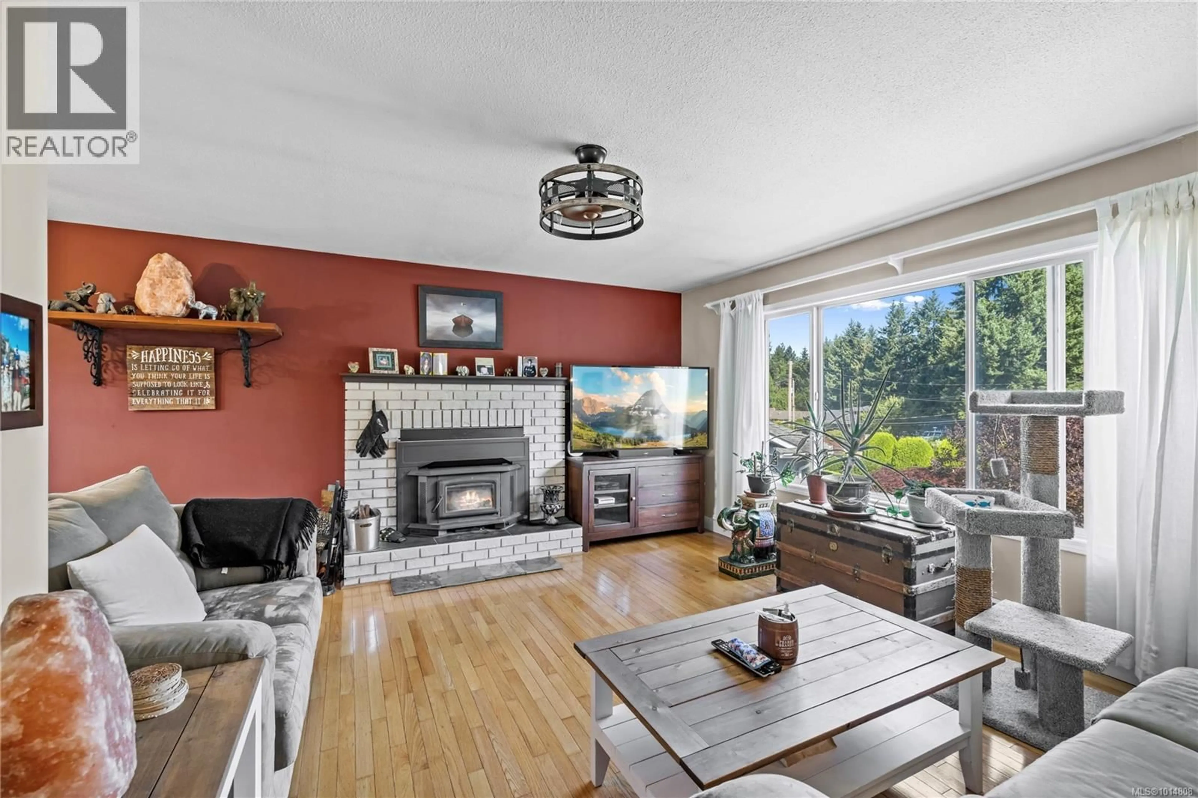 Living room with furniture, unknown for 626 TYEE CRESCENT, Qualicum Beach British Columbia V9K1B1