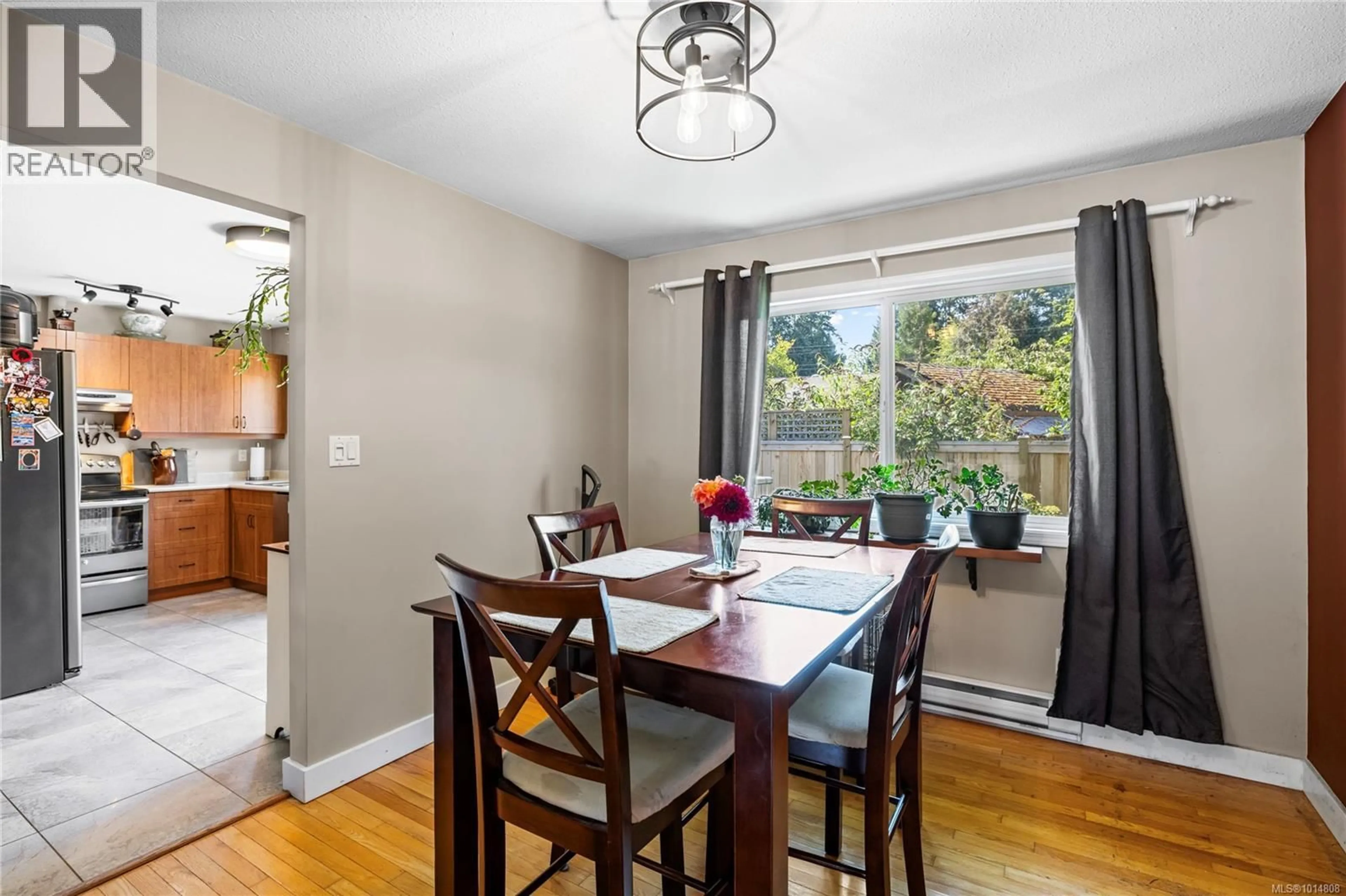 Dining room, wood/laminate floor for 626 TYEE CRESCENT, Qualicum Beach British Columbia V9K1B1