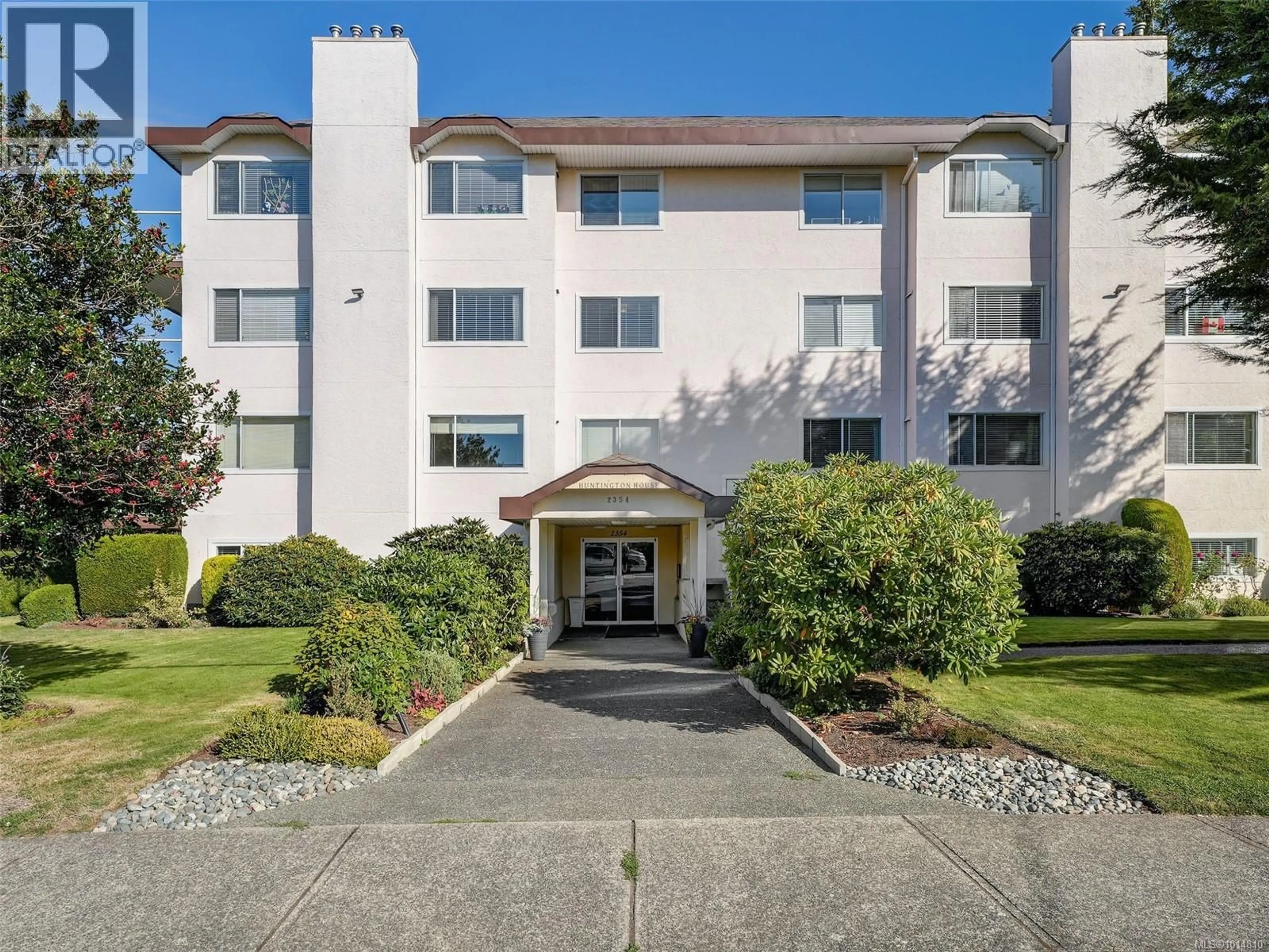 Indoor foyer for 301 - 2354 BRETHOUR AVENUE, Sidney British Columbia V8L2A5