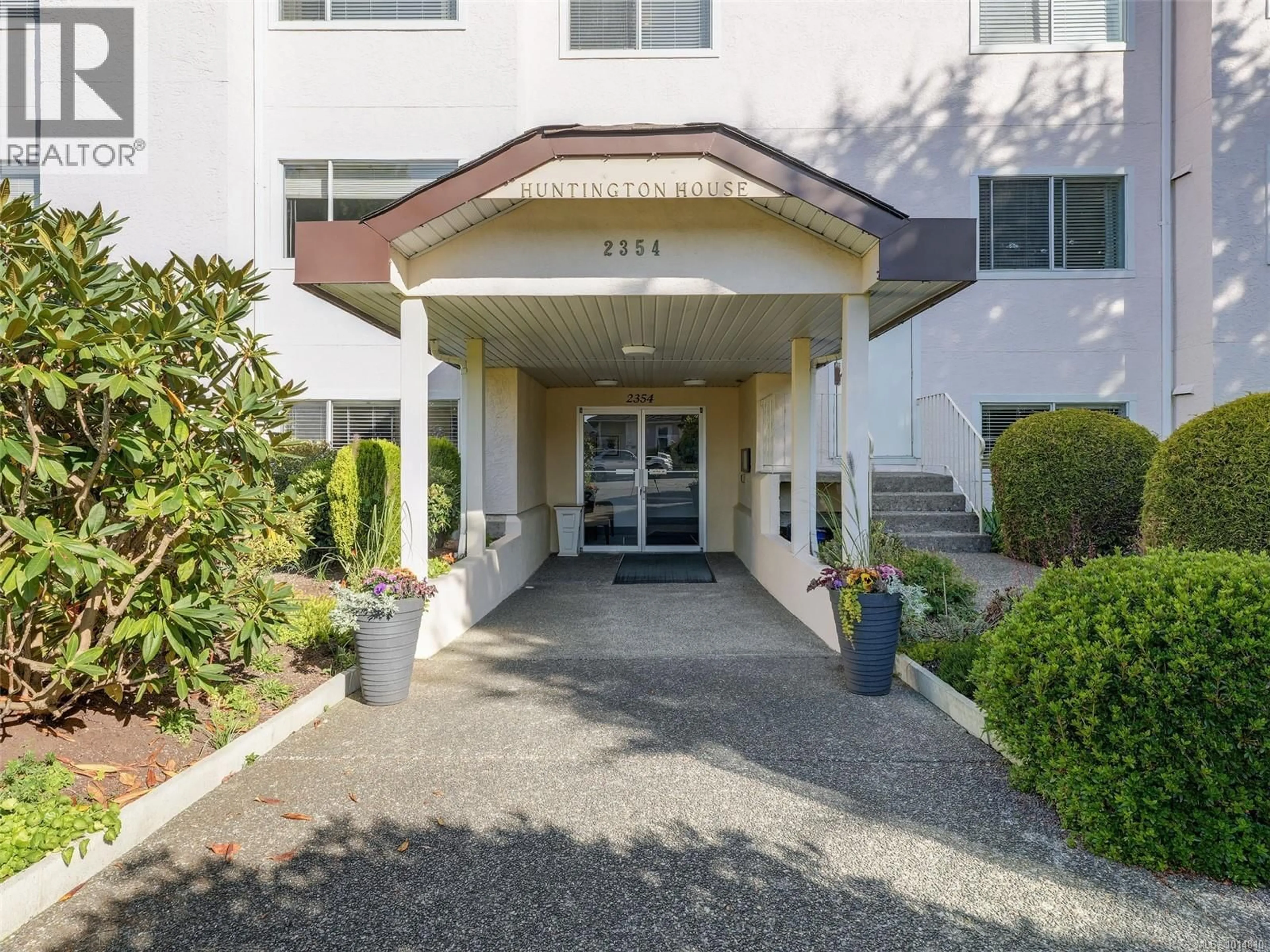 Indoor foyer for 301 - 2354 BRETHOUR AVENUE, Sidney British Columbia V8L2A5