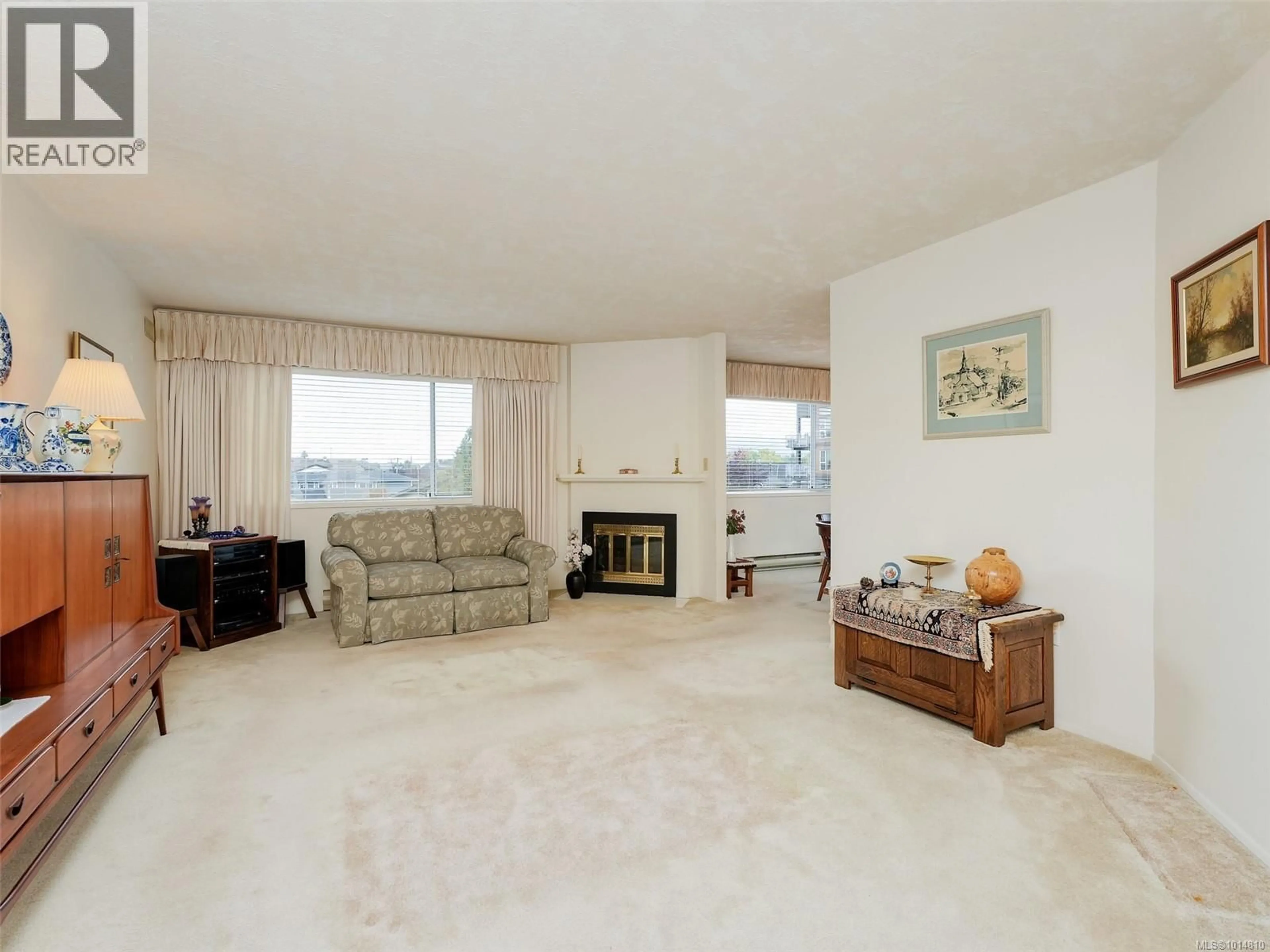 Living room with furniture, unknown for 301 - 2354 BRETHOUR AVENUE, Sidney British Columbia V8L2A5