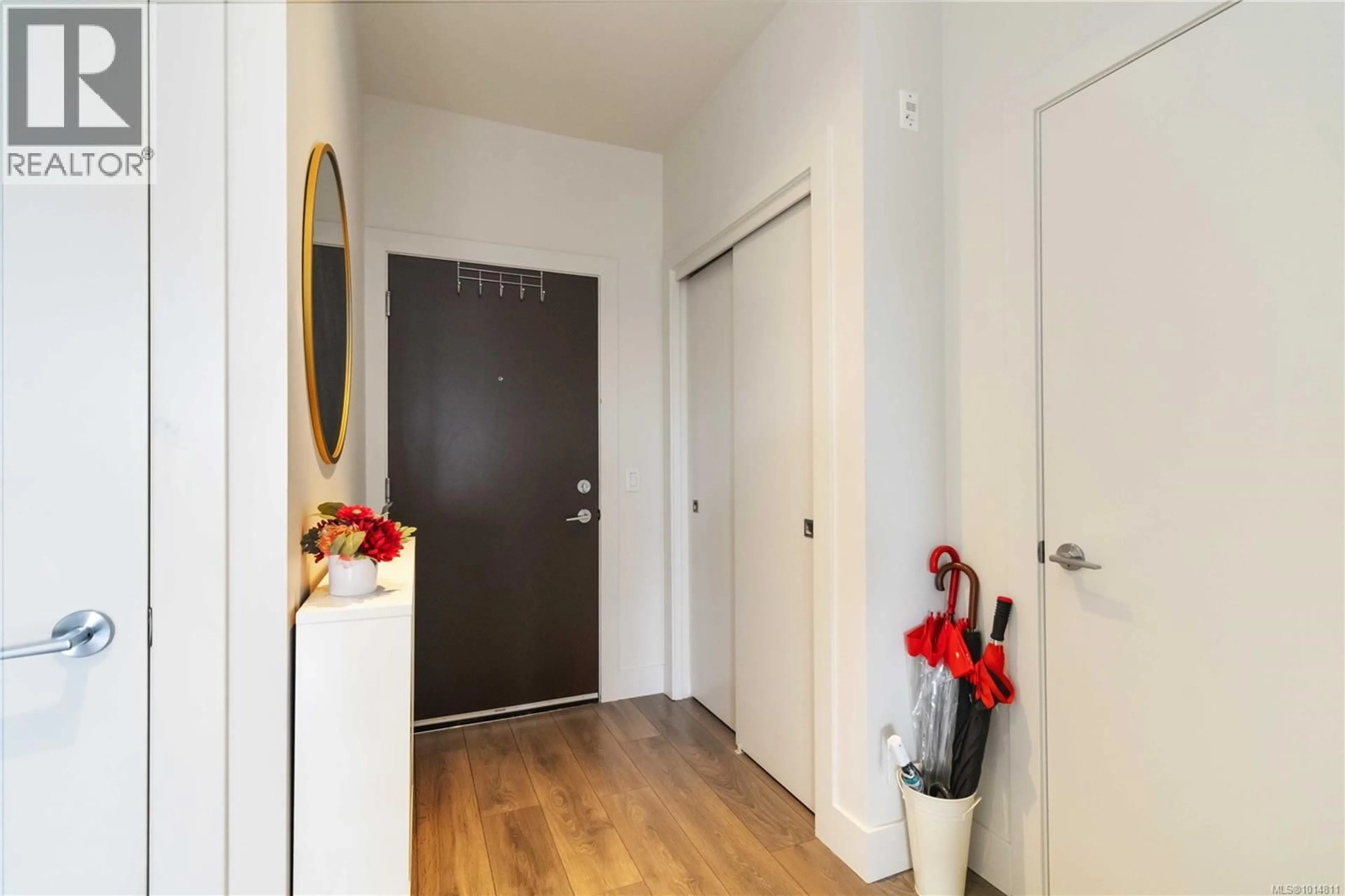 Indoor entryway for 309 - 3815 ROWLAND AVENUE, Saanich British Columbia V8Z5Z4