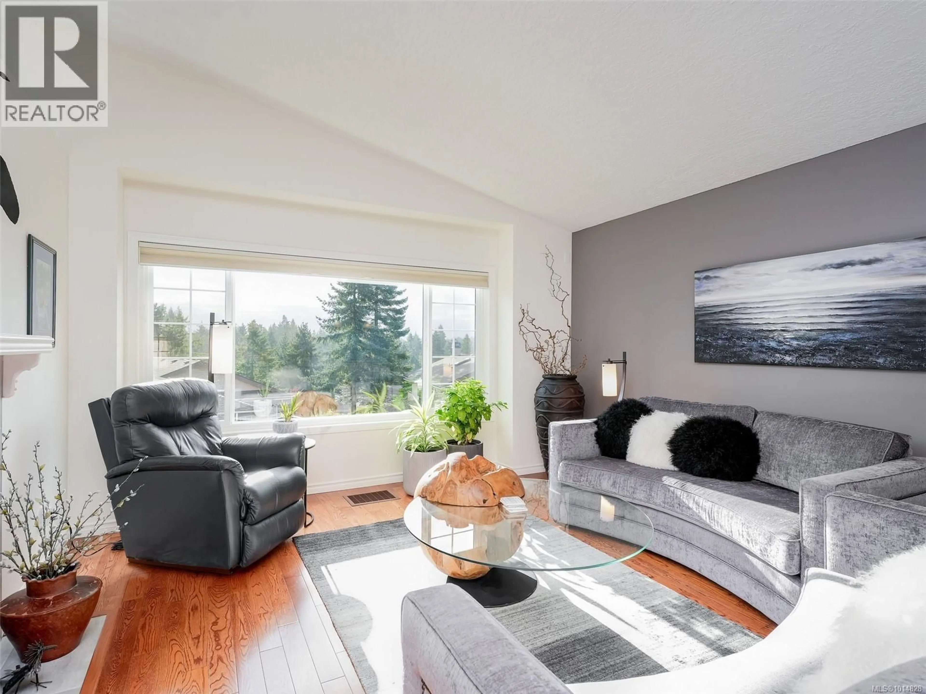 Living room with furniture, wood/laminate floor for 30 - 901 KENTWOOD LANE, Saanich British Columbia V8Y2Y7