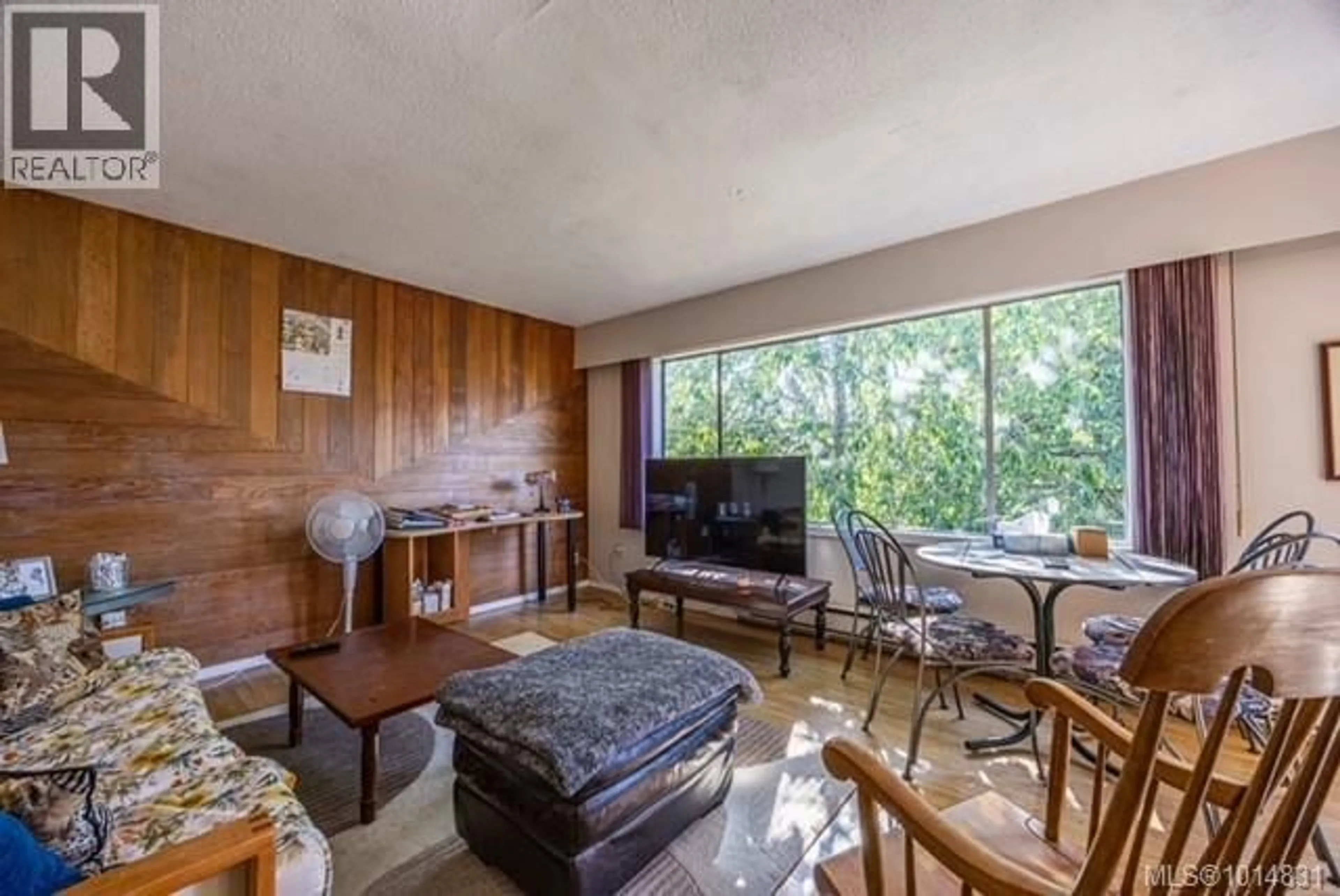 Living room with furniture, wood/laminate floor for 1575 TOWNSITE ROAD, Nanaimo British Columbia V9S1M9