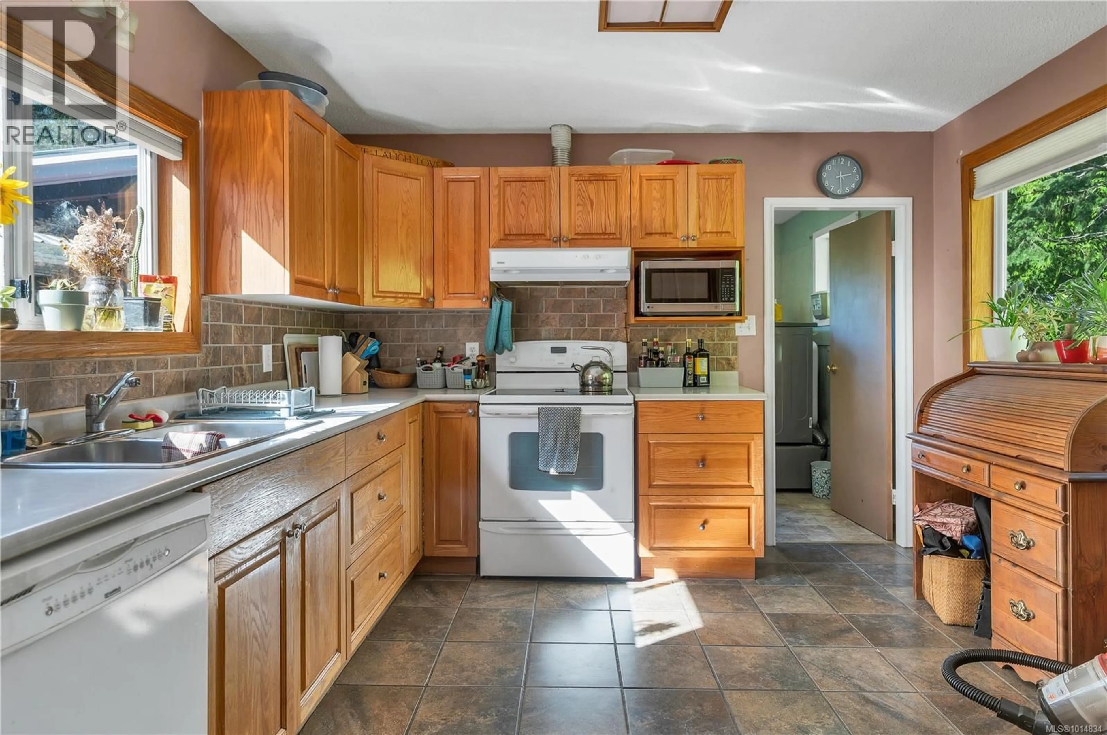 Standard kitchen, ceramic/tile floor for 4080 GORDON ROAD, Campbell River British Columbia V9W6B7