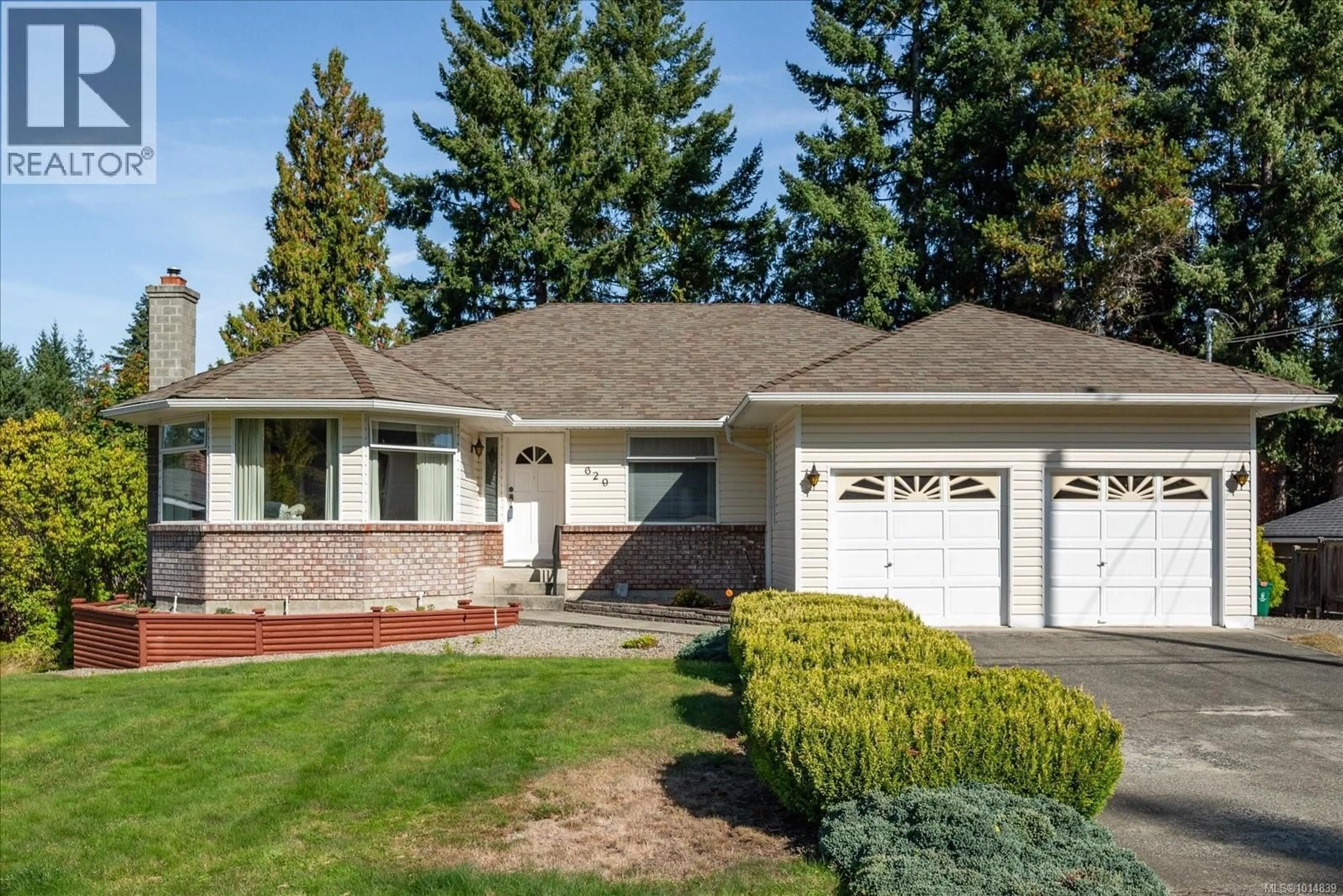 Home with vinyl exterior material, street for 629 DOGWOOD ROAD, Qualicum Beach British Columbia V9K1A9