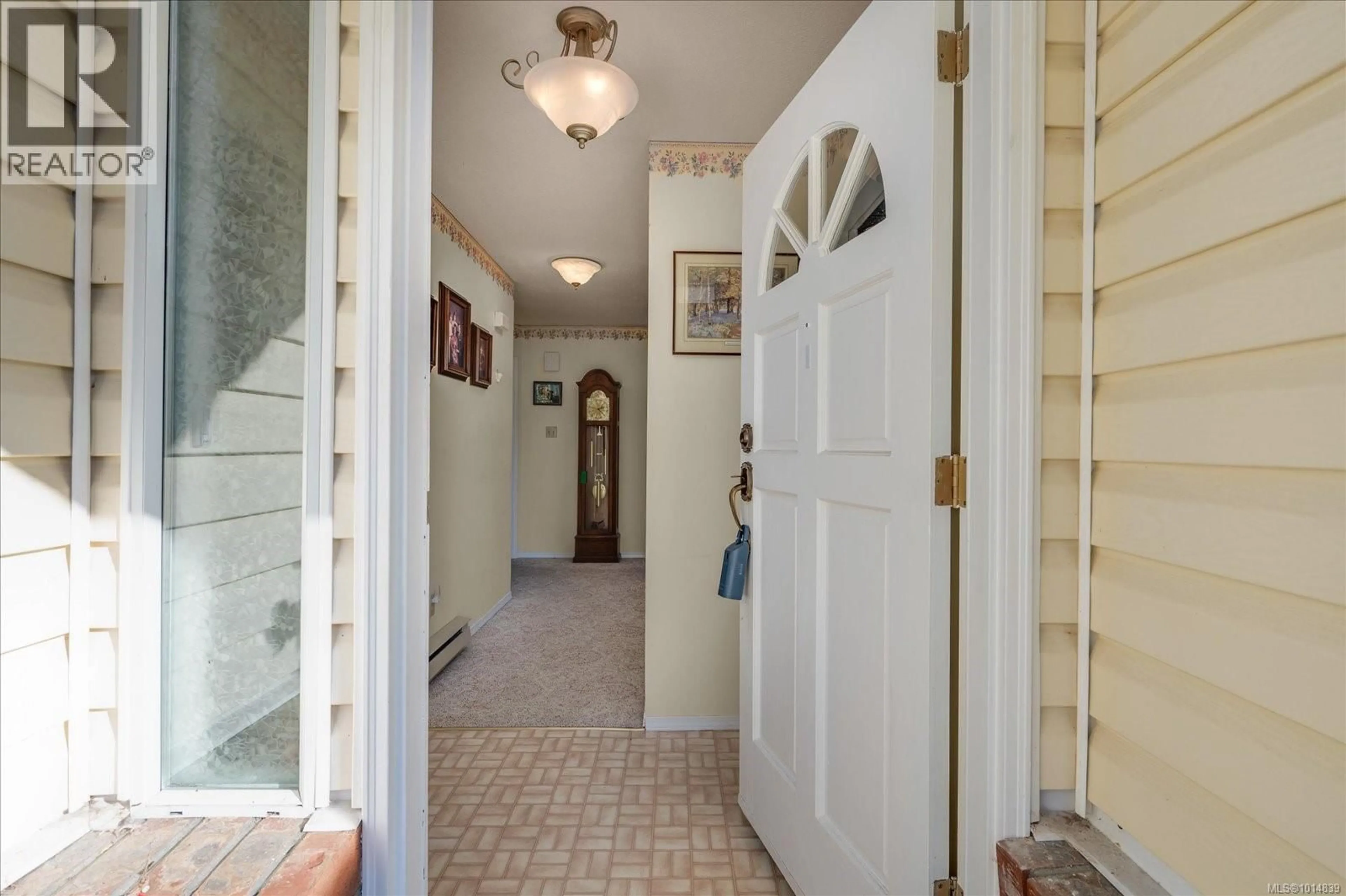 Indoor foyer for 629 DOGWOOD ROAD, Qualicum Beach British Columbia V9K1A9