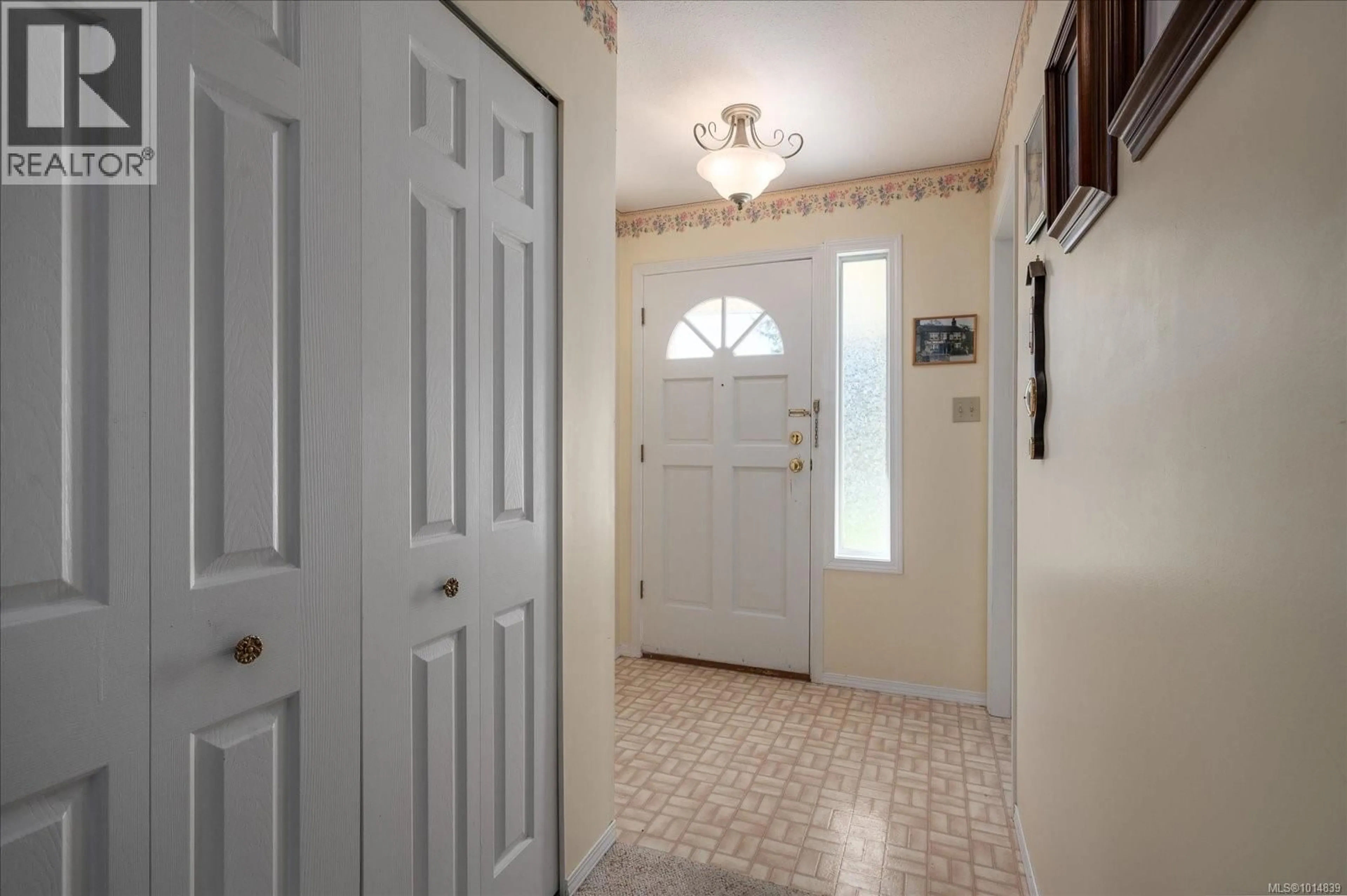 Indoor entryway for 629 DOGWOOD ROAD, Qualicum Beach British Columbia V9K1A9