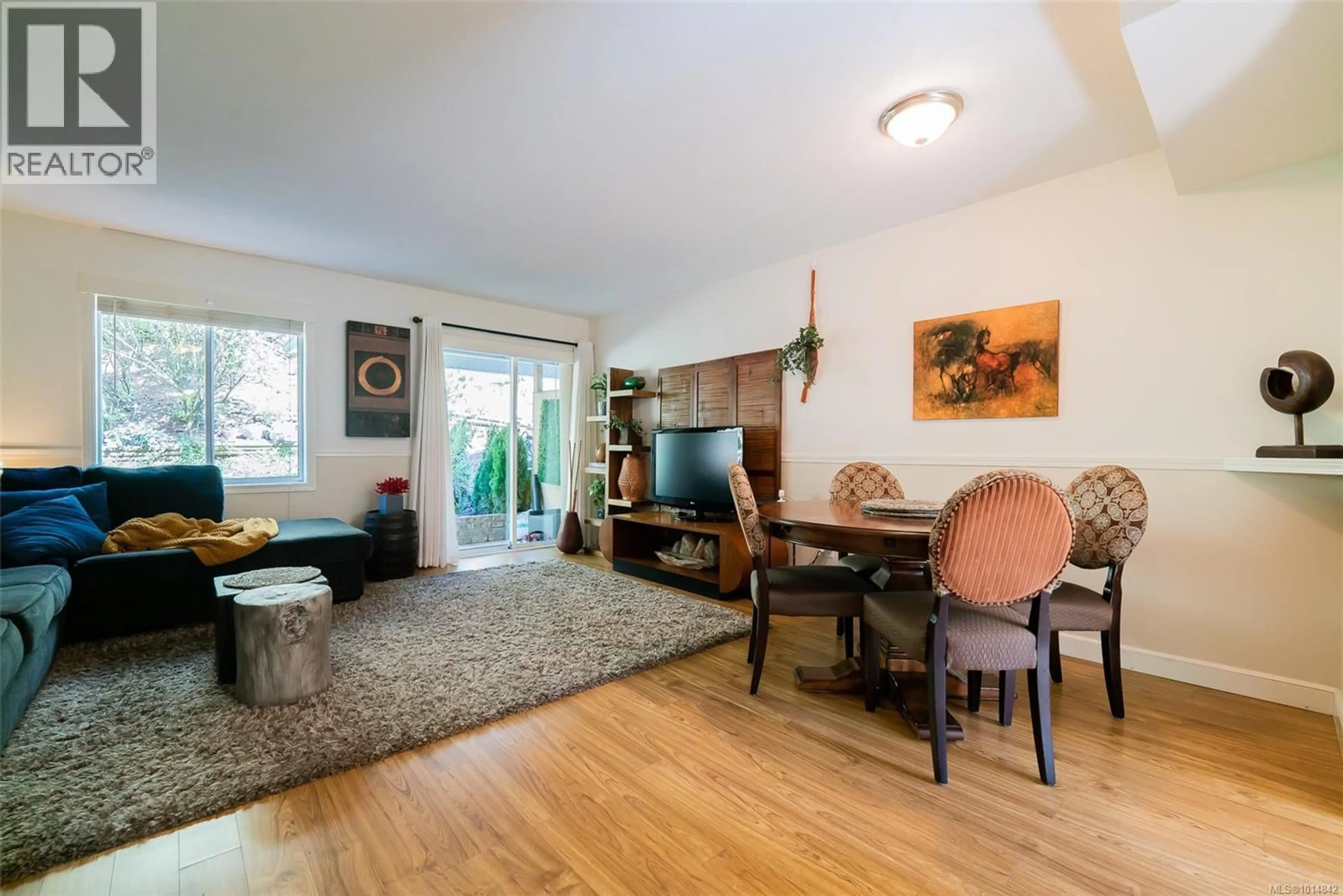 Living room with furniture, wood/laminate floor for 2 - 3470 HILLSIDE AVENUE, Nanaimo British Columbia V9T2Y8
