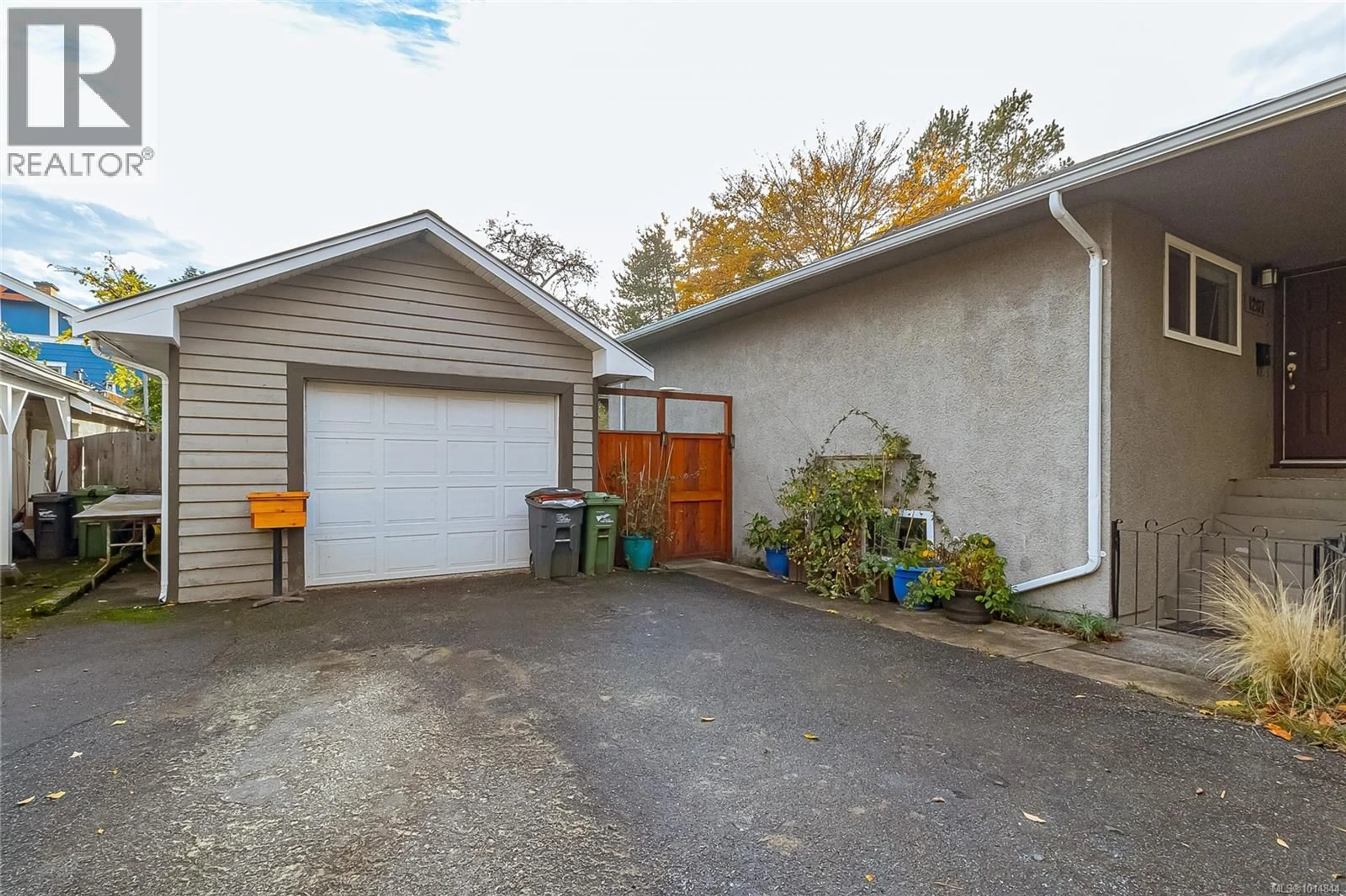 Indoor garage for 1207 WALNUT STREET, Victoria British Columbia V8T1N3