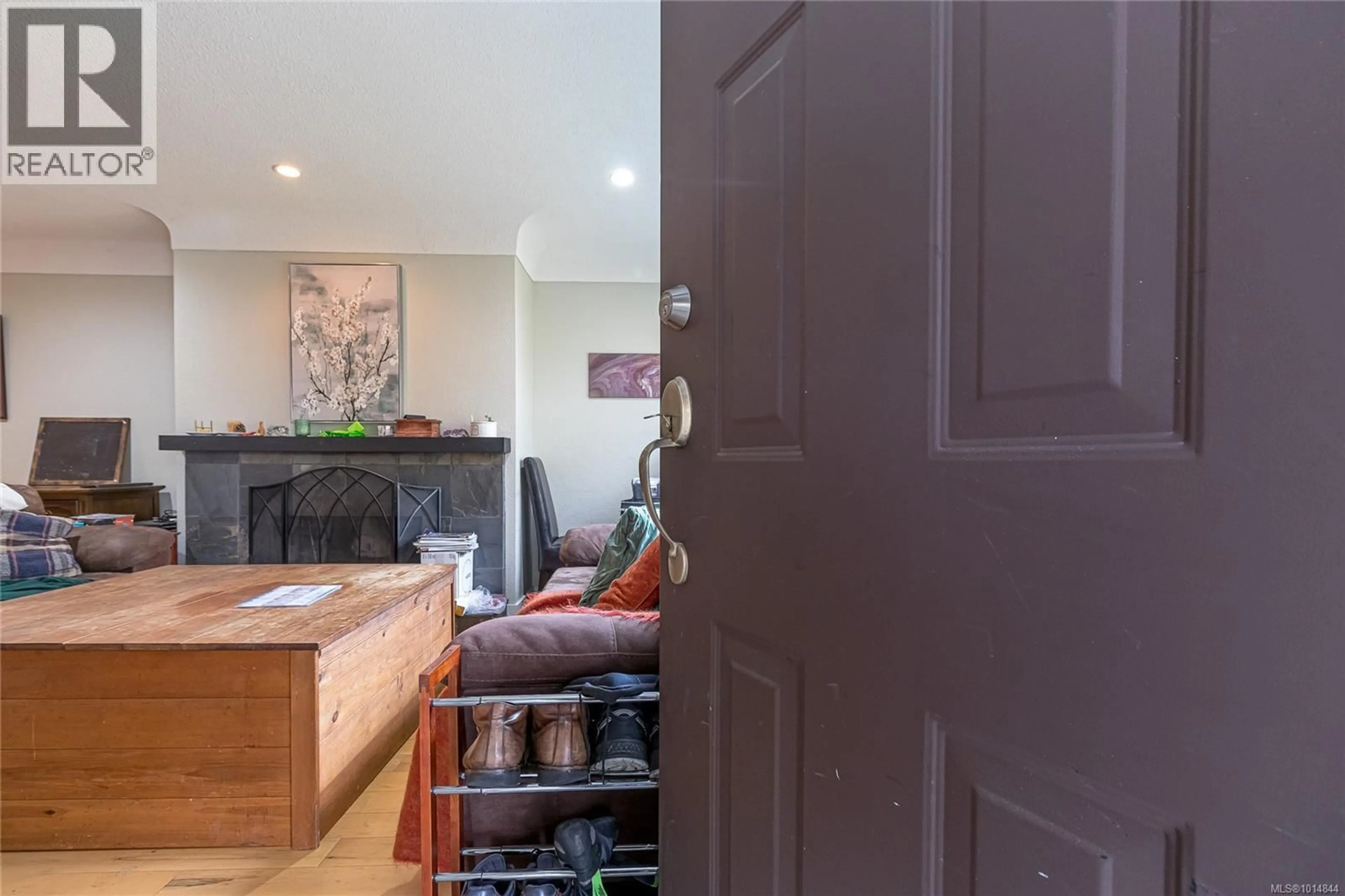 Indoor entryway for 1207 WALNUT STREET, Victoria British Columbia V8T1N3