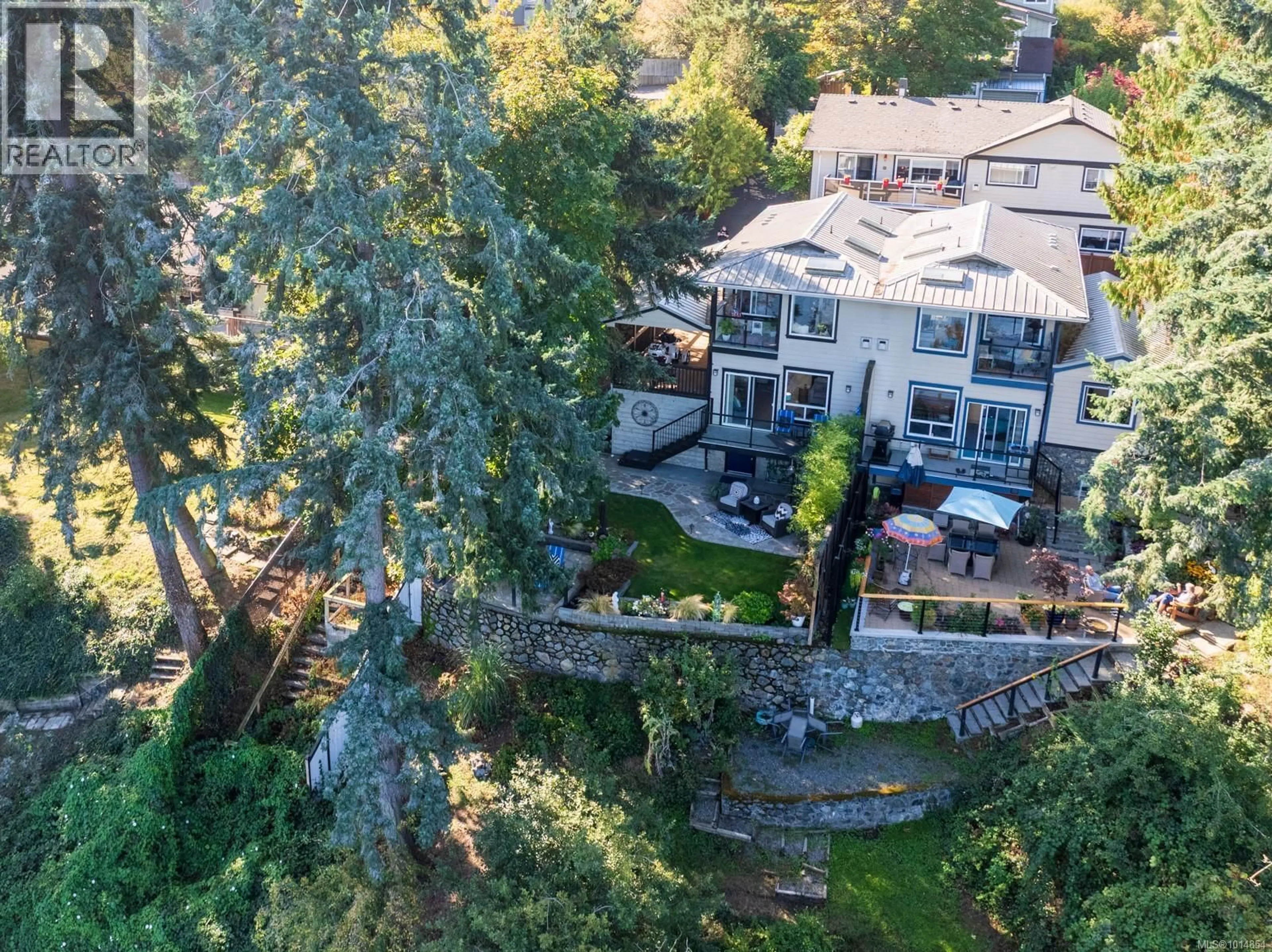 A pic from outside/outdoor area/front of a property/back of a property/a pic from drone, unknown for 3 - 1004 DECOSTA PLACE, Esquimalt British Columbia V9A6Y3
