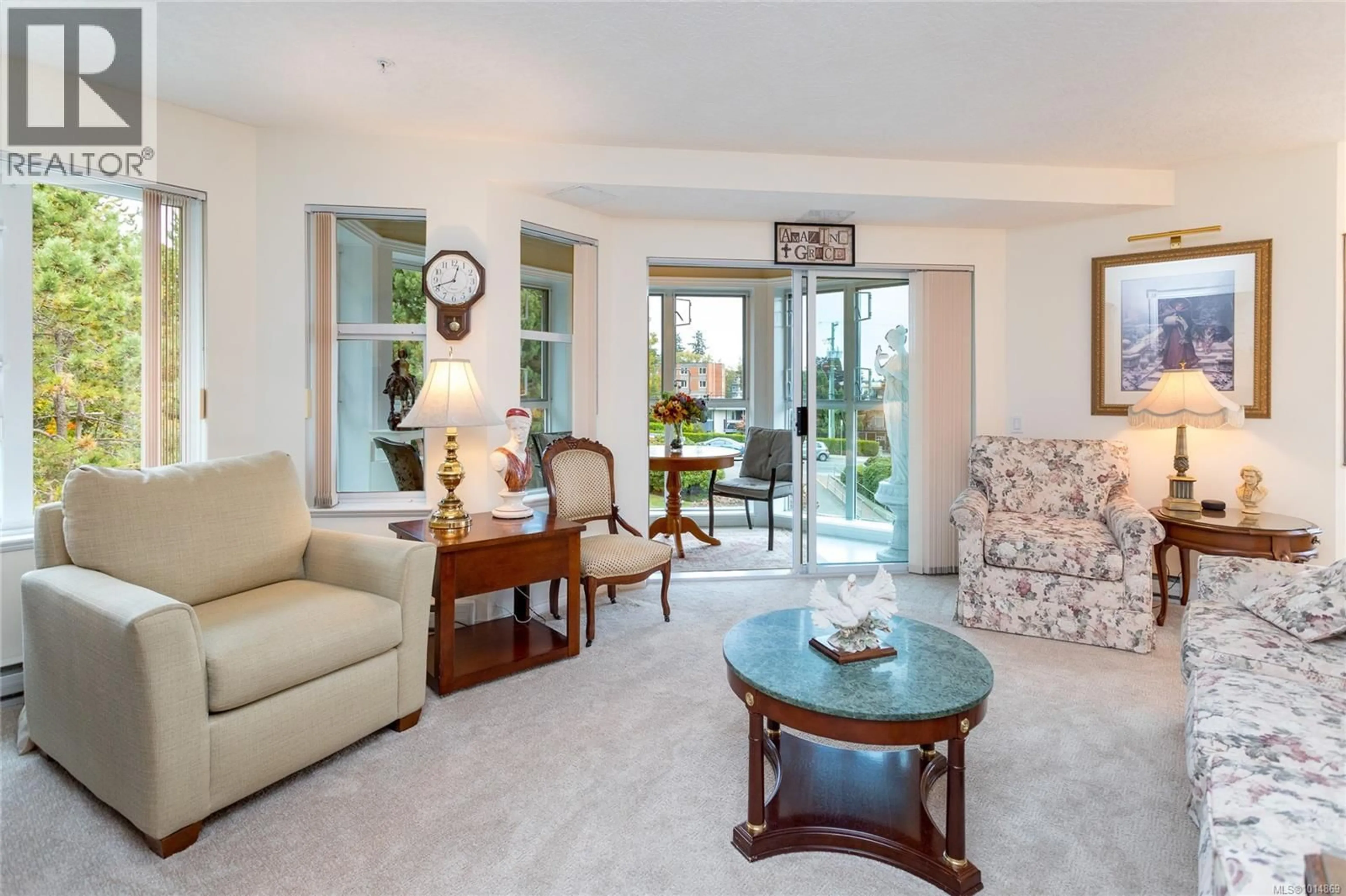 Living room with furniture, unknown for 409 - 1521 CHURCH AVENUE, Saanich British Columbia V8P5T7