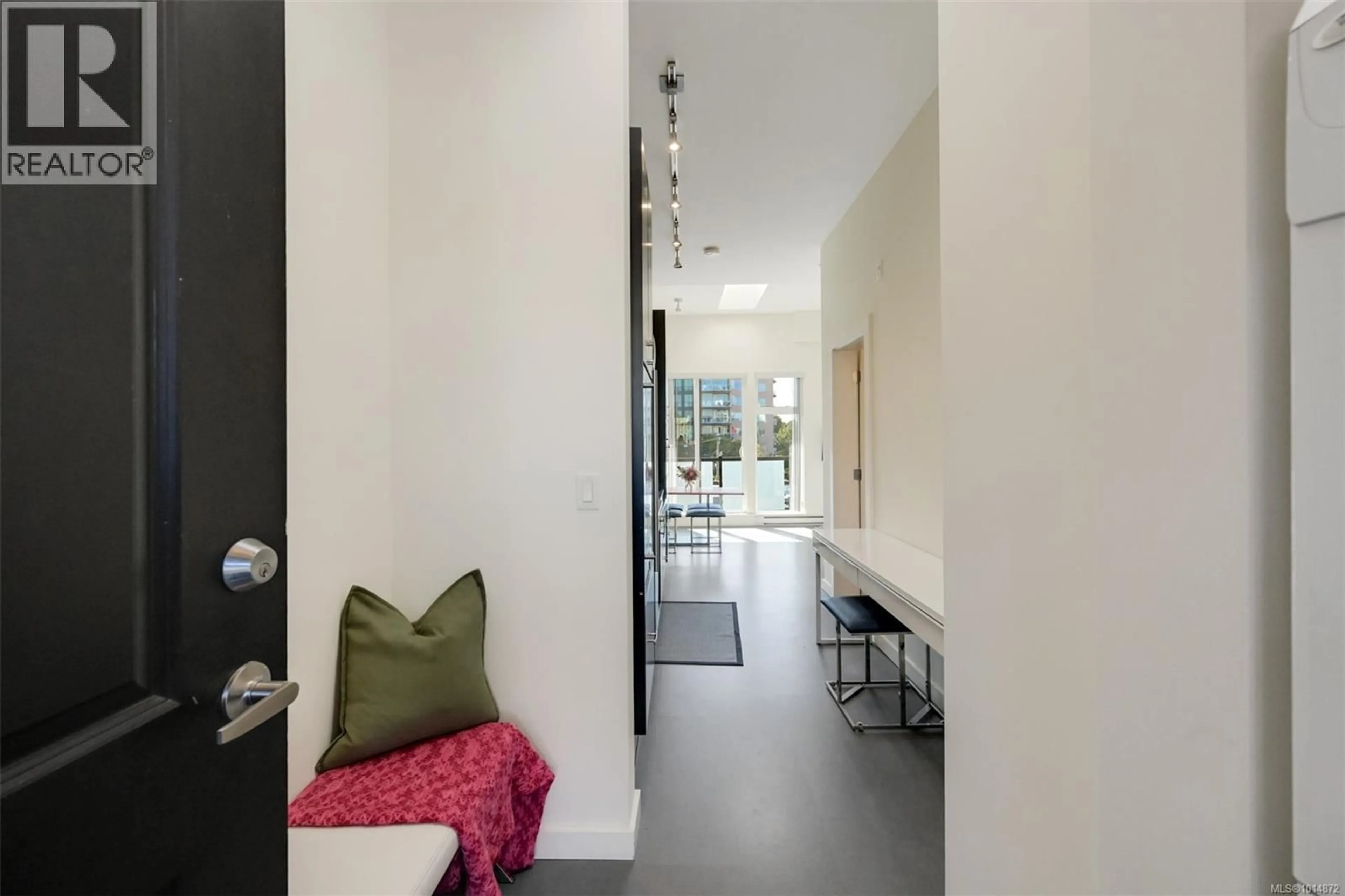 Indoor entryway for 404 - 1007 JOHNSON STREET, Victoria British Columbia V8V3N6