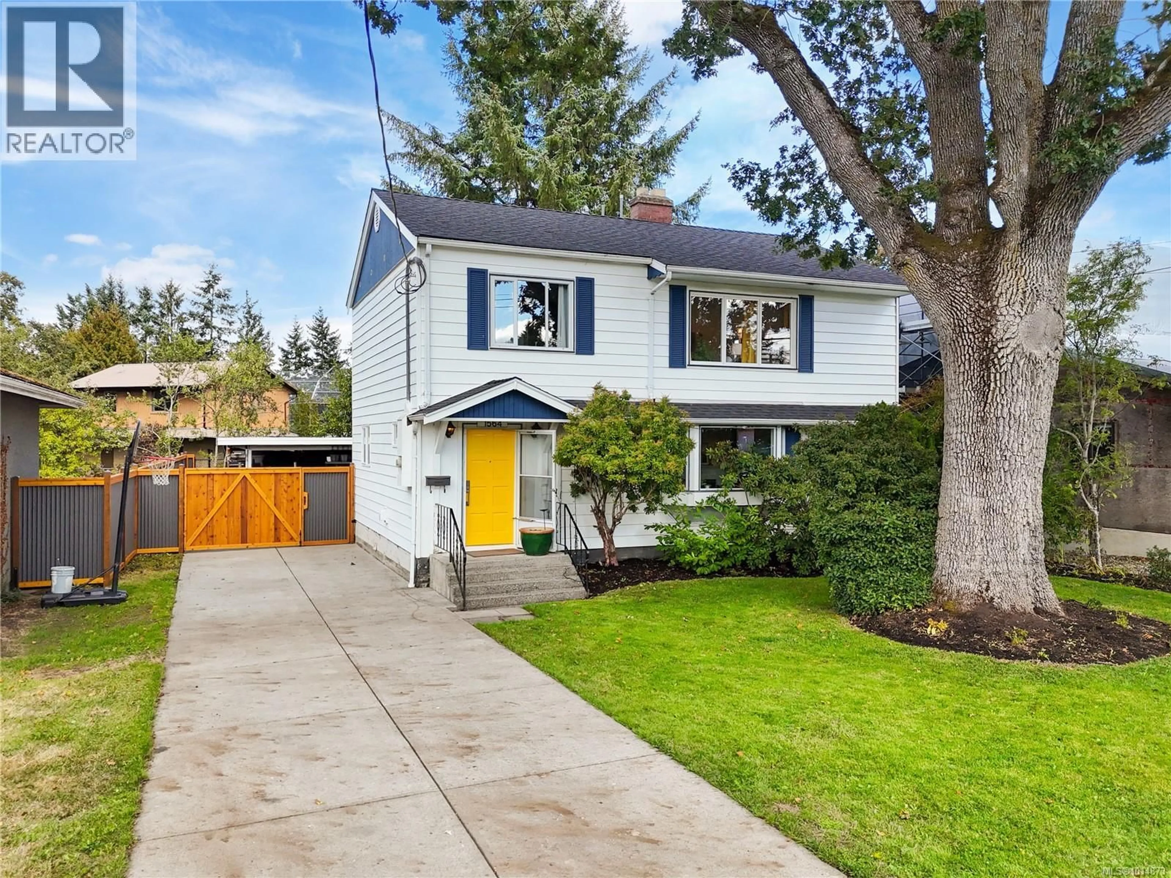 Home with vinyl exterior material, street for 1564 SAN JUAN AVENUE, Saanich British Columbia V8N2L5