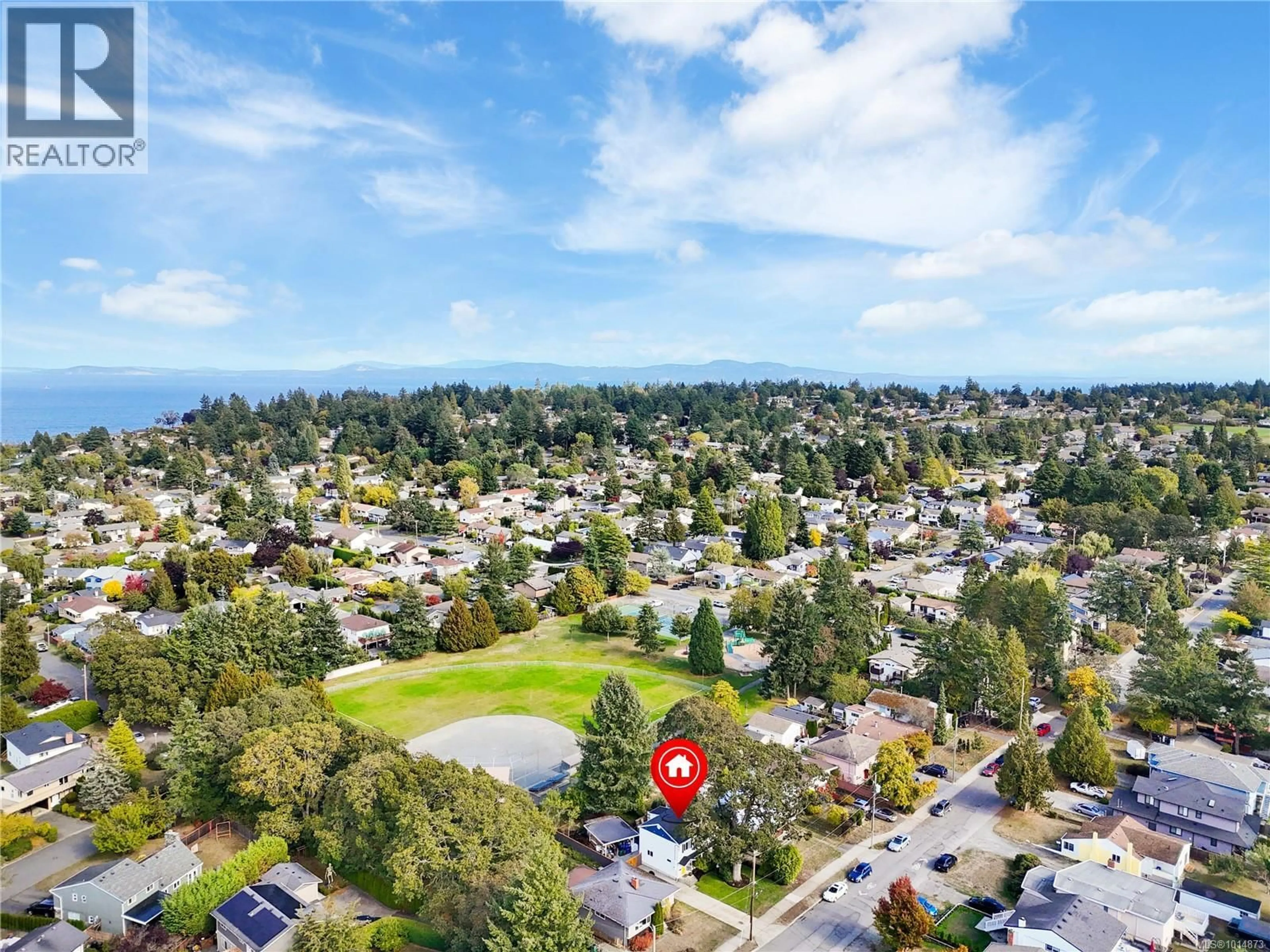 A pic from outside/outdoor area/front of a property/back of a property/a pic from drone, mountain view for 1564 SAN JUAN AVENUE, Saanich British Columbia V8N2L5